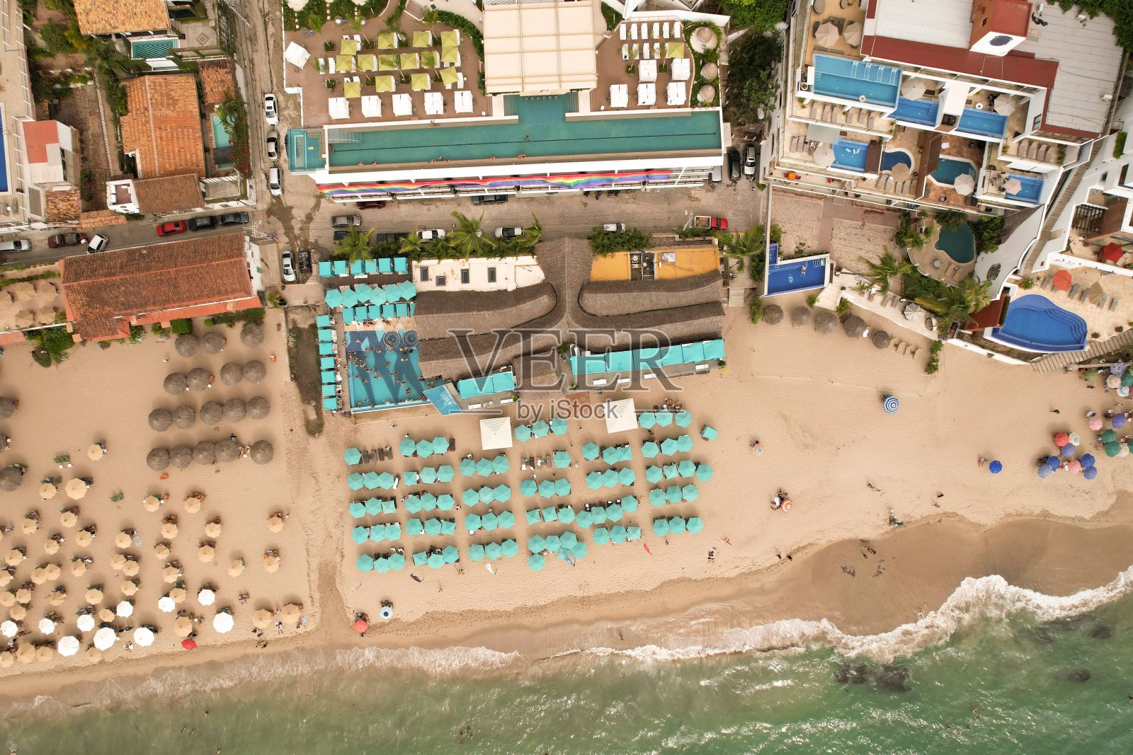 酒店和海滩的鸟瞰图，海滩上有沙滩椅照片摄影图片