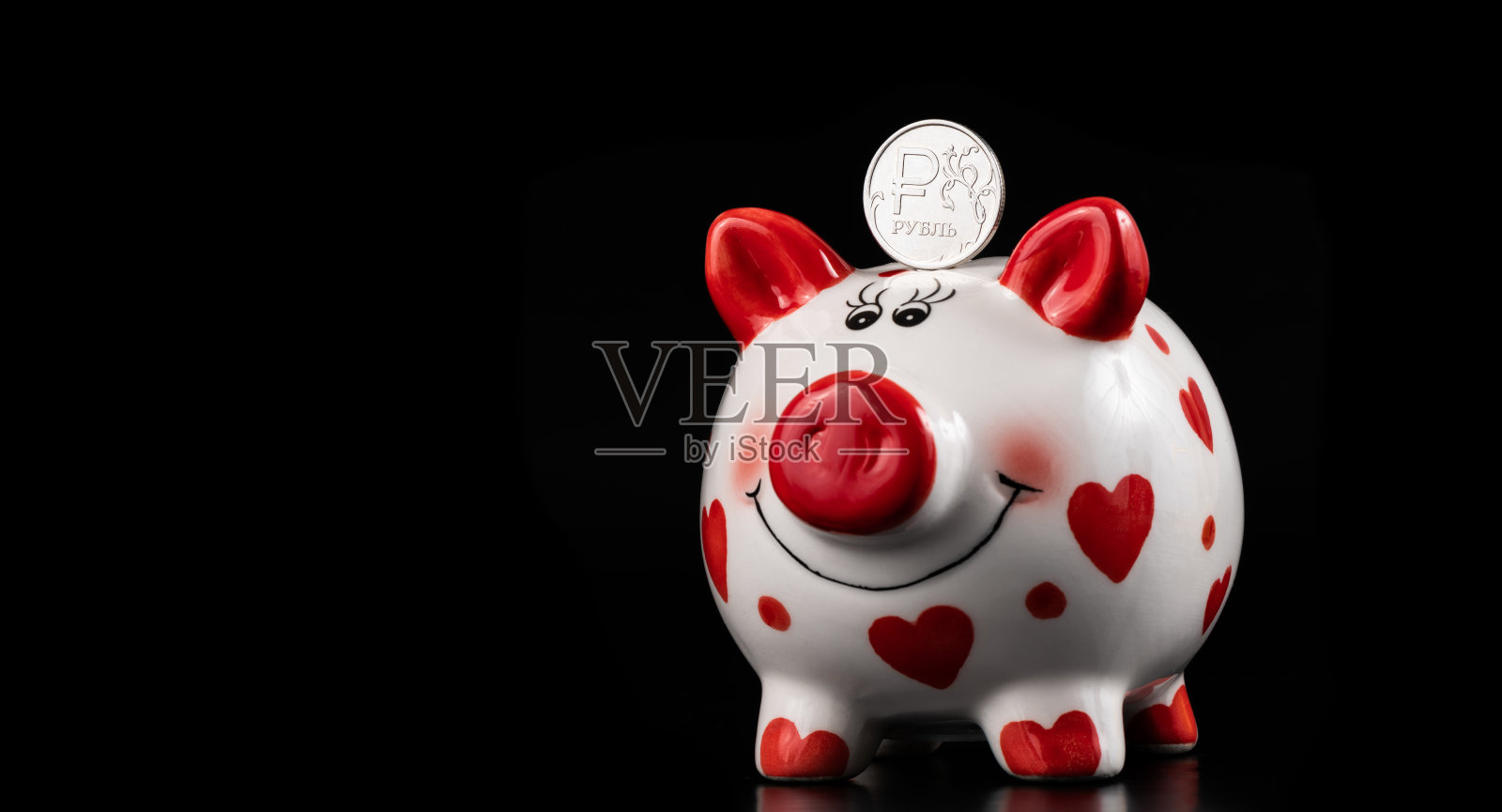 硬币与俄罗斯卢布符号和有趣的储蓄罐黑色背景照片摄影图片