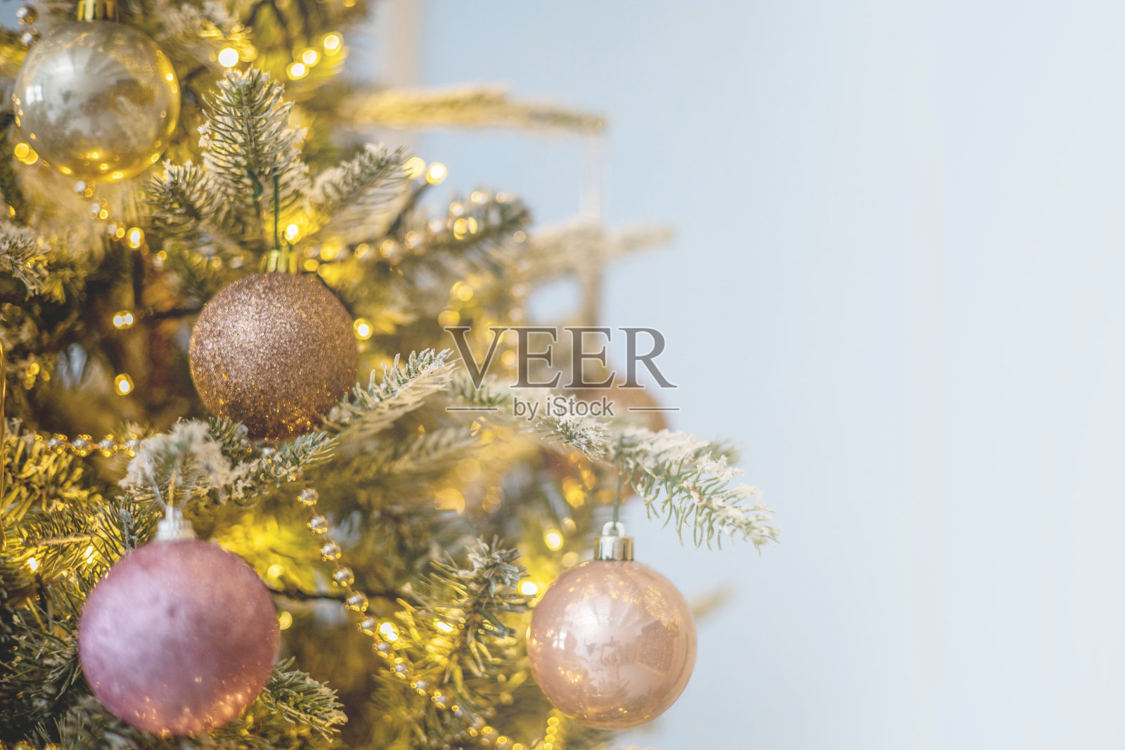 近距离观看装饰优雅的圣诞树，上面挂着闪亮的玻璃球玩具花环照片摄影图片