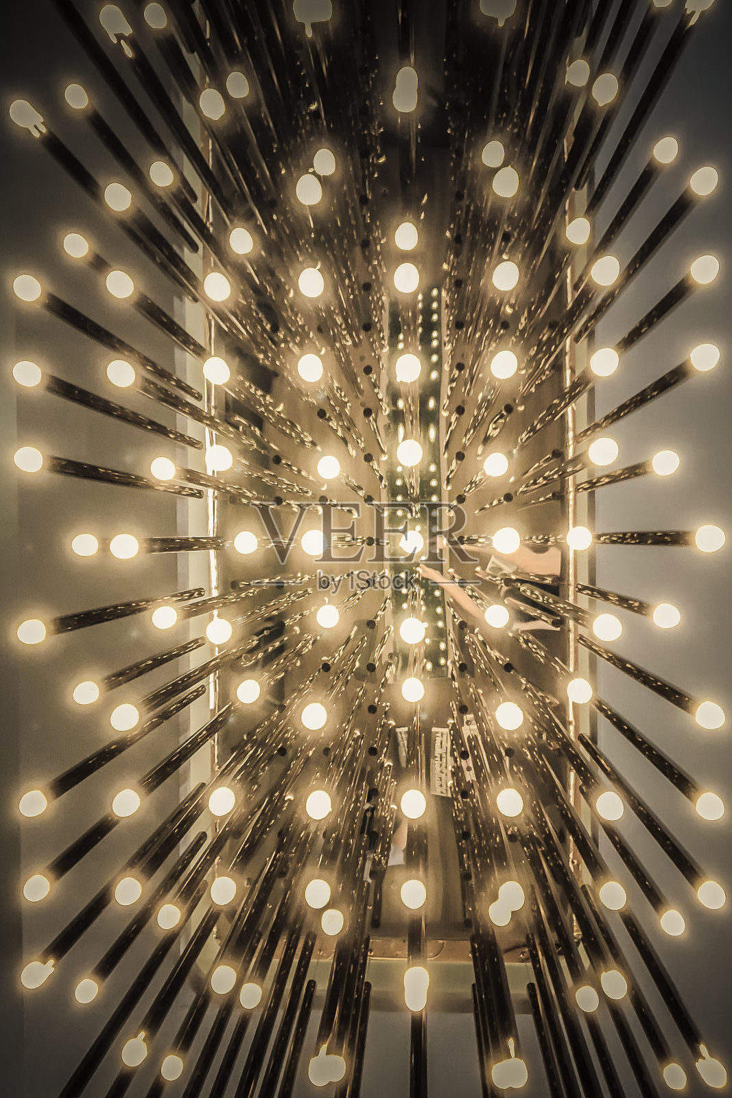 向上看，现代灯光悬挂。照片摄影图片