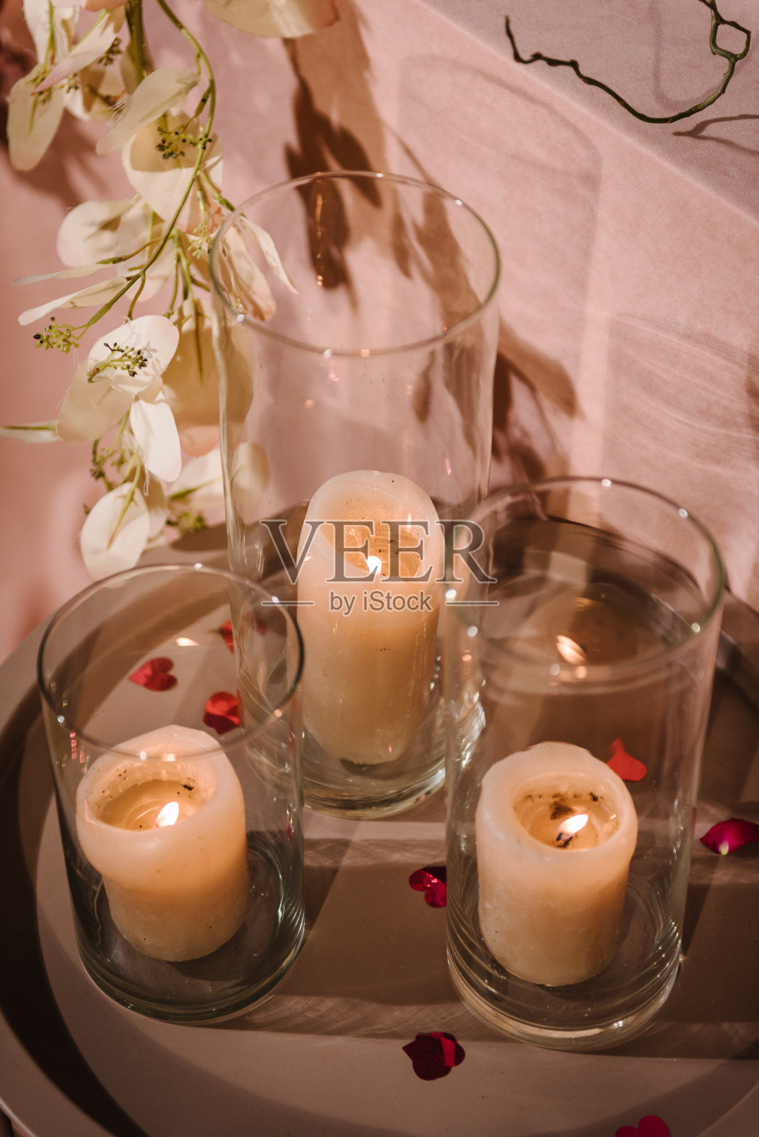 为情人节情侣准备的豪华烛光晚餐。浪漫的约会。在餐厅布置餐桌。现场装饰彩纸，装饰蜡烛，惊喜求婚。特写镜头的细节。照片摄影图片