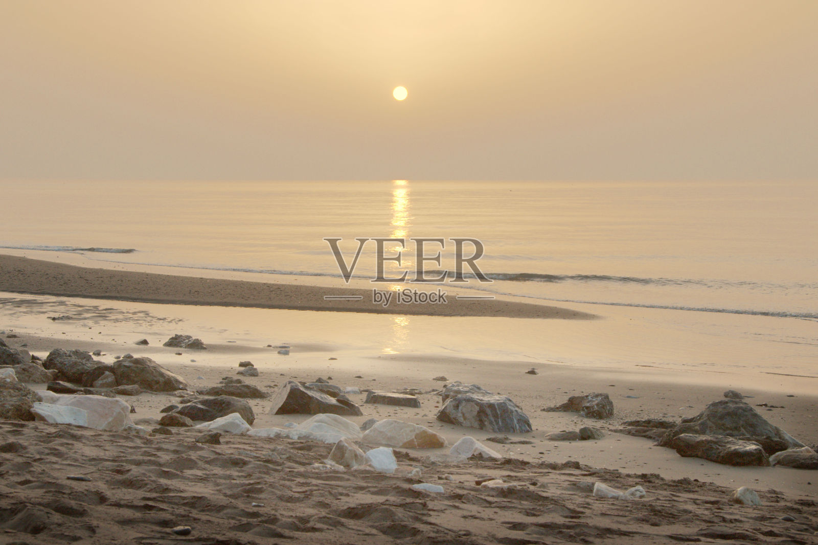 岩石海岸上宁静的日出照片摄影图片