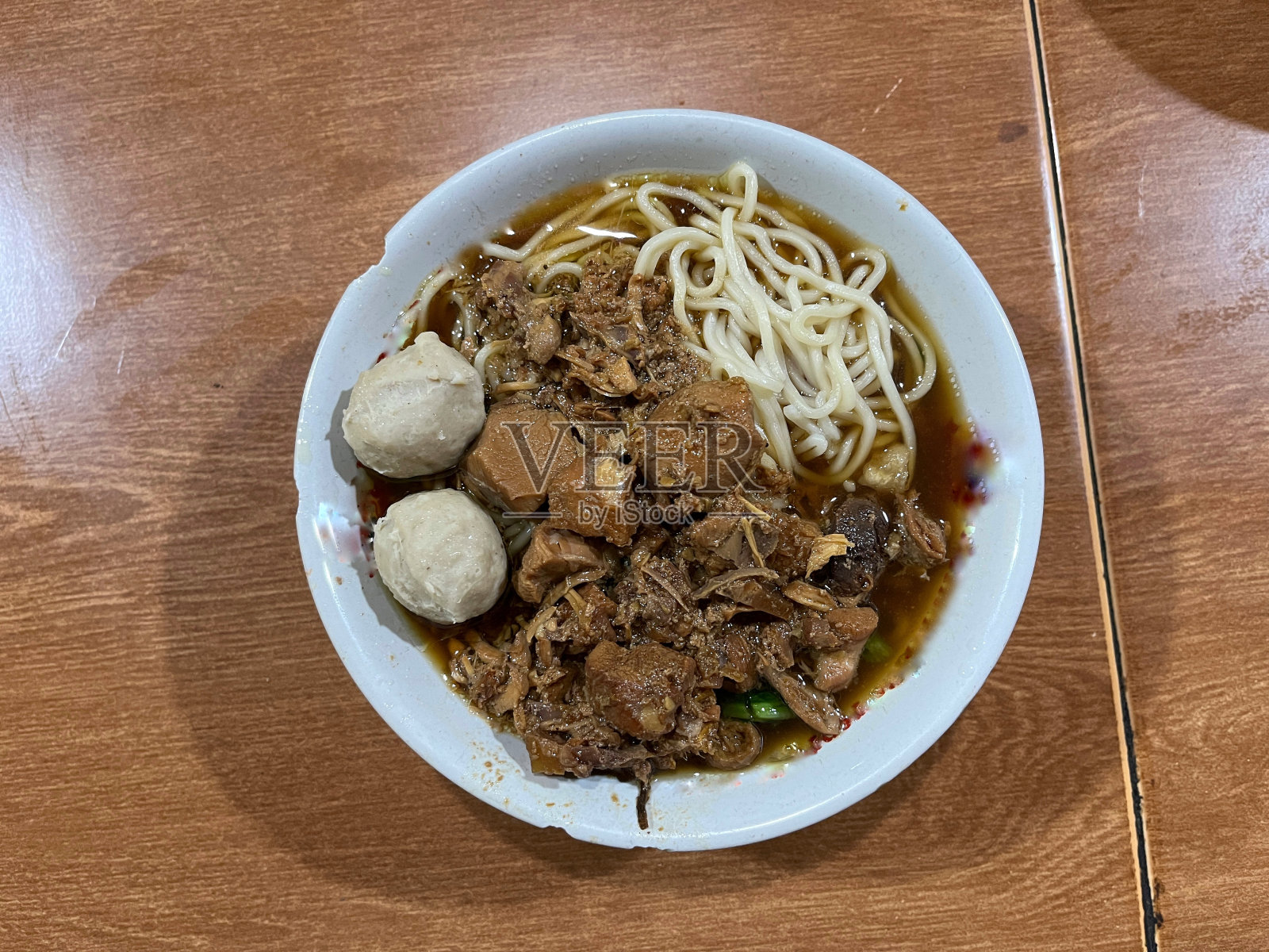 鸡肉面，肉汤，葱和肉丸照片摄影图片