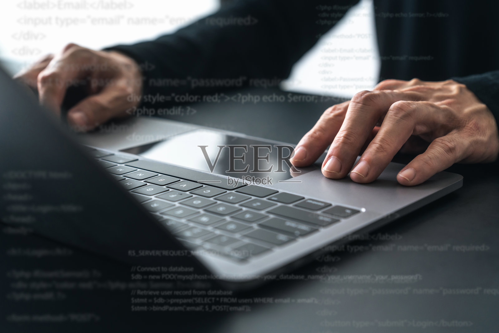 软件开发人员或程序员用笔记本电脑编写程序。创造智能创新。计算机编程，开发软件工程师和架构，数字数据技术管理照片摄影图片