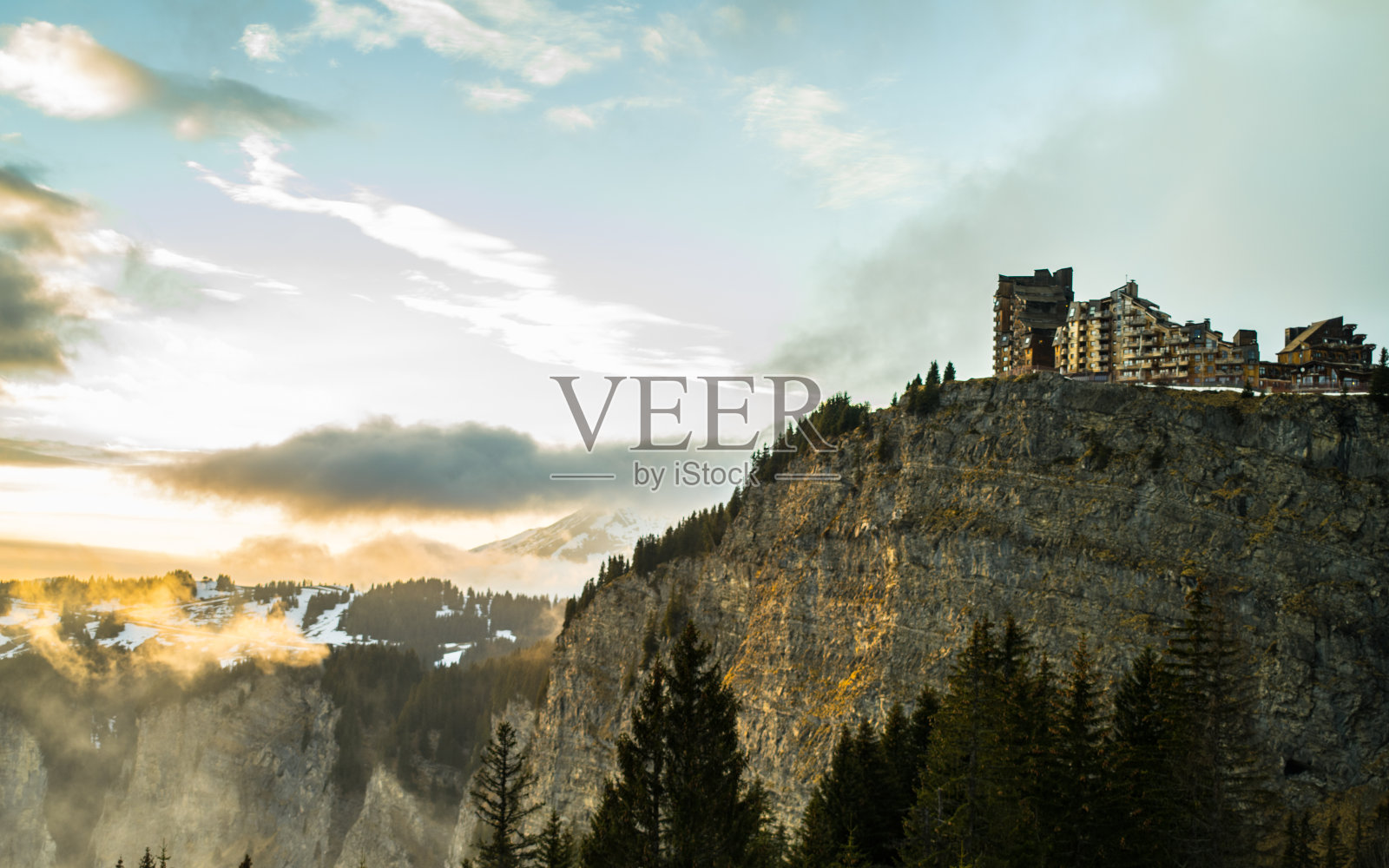 建筑在巨大的岩层之上照片摄影图片