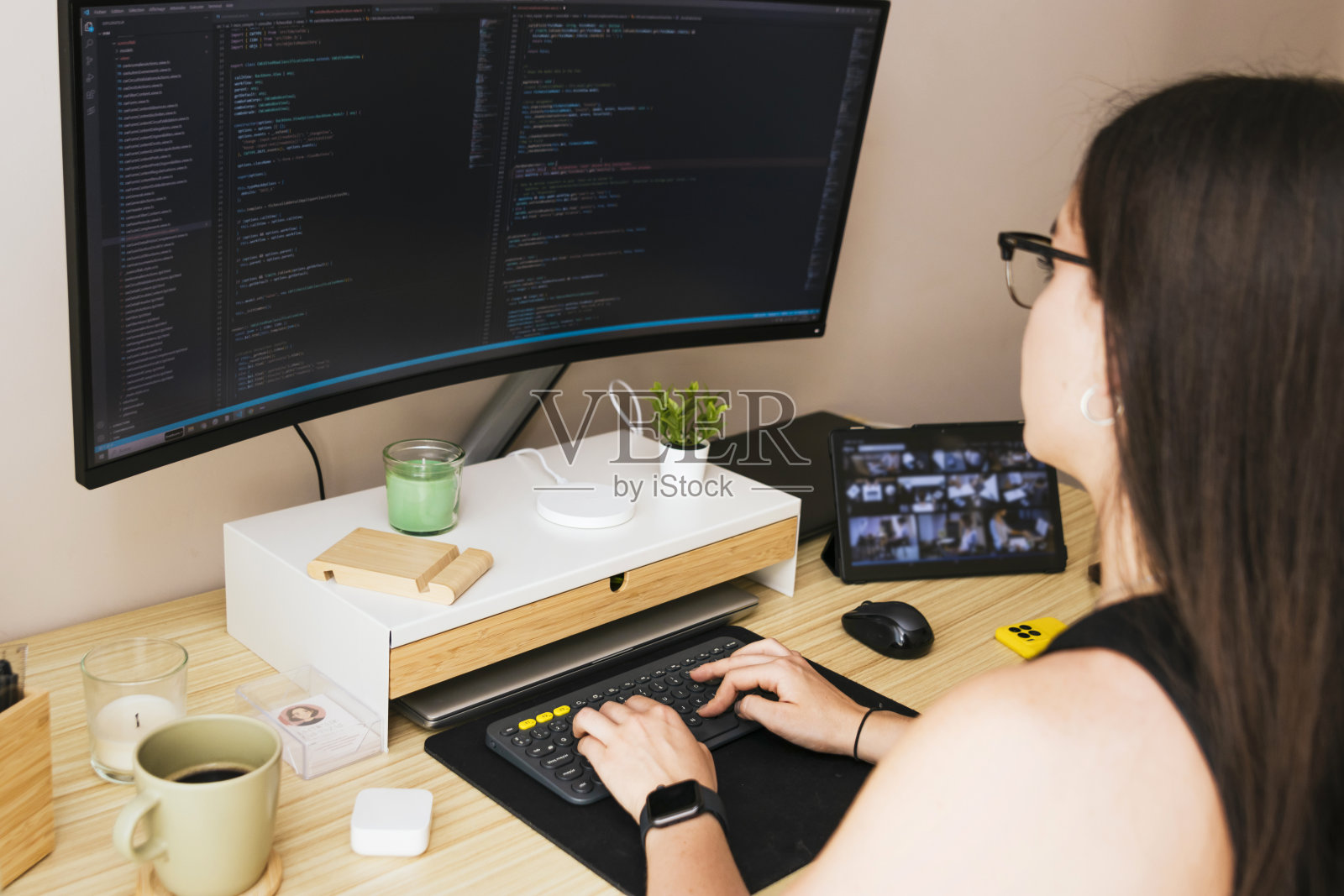 女电脑程序员。远程办公技术奇才:聪明的女程序员从家里征服代码照片摄影图片