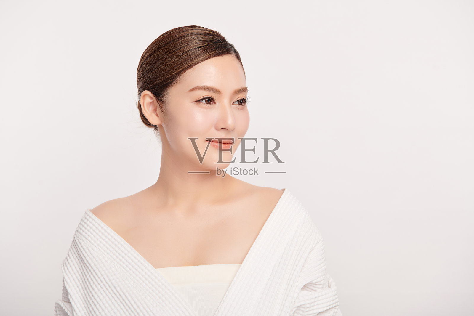 美丽年轻的亚洲女性，干净清新的皮肤在白色的背景，面部护理，面部护理，美容，美容和水疗，亚洲女性肖像。照片摄影图片