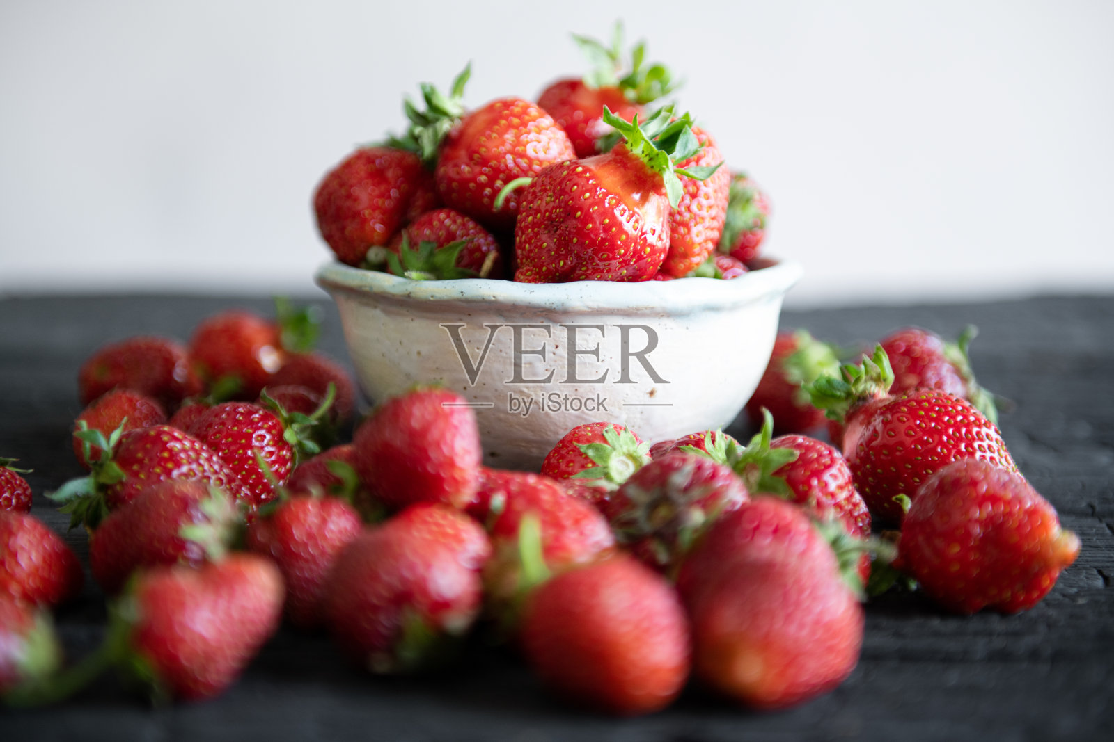 新鲜的草莓背景上桌了照片摄影图片