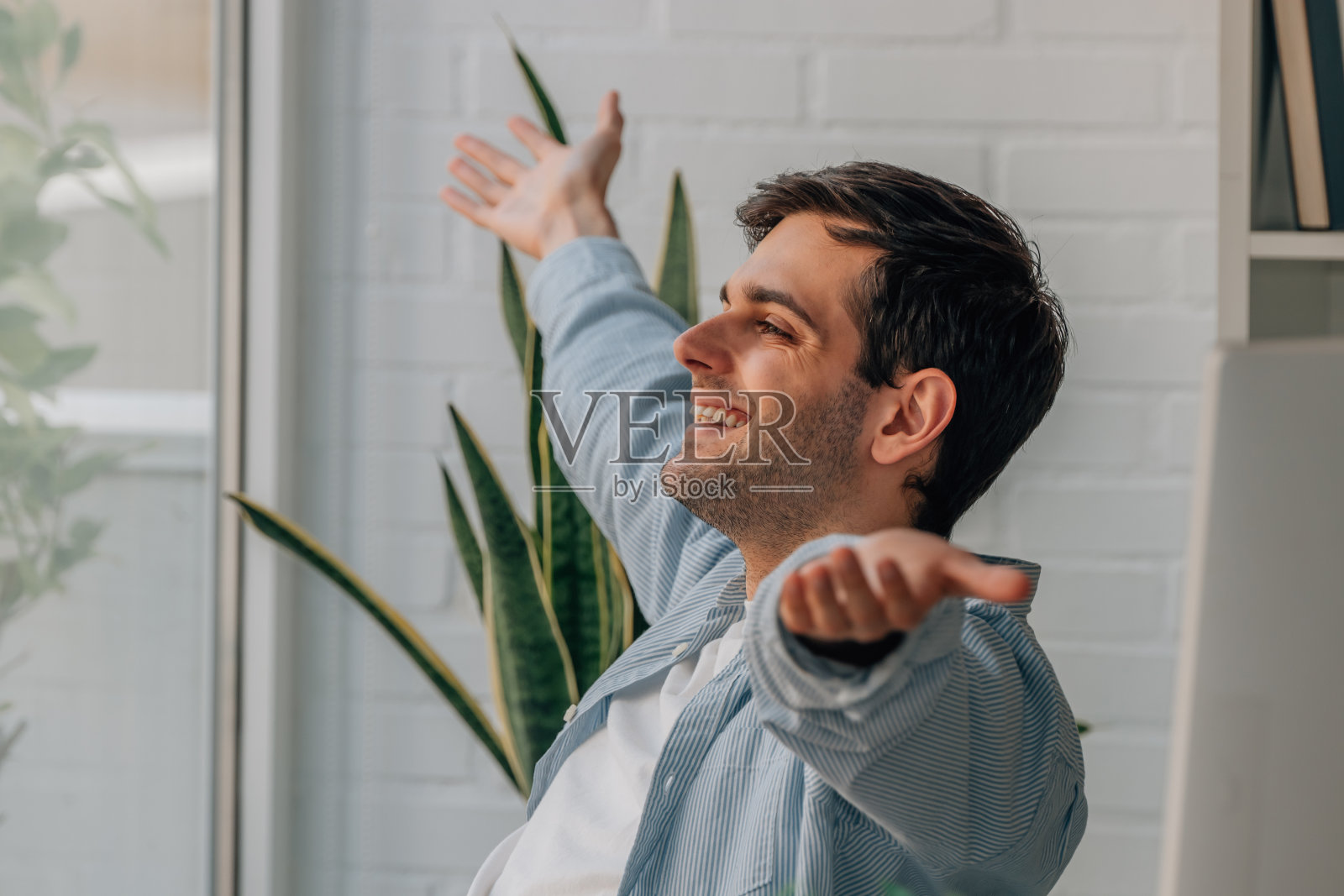 男人在家里放松休息照片摄影图片