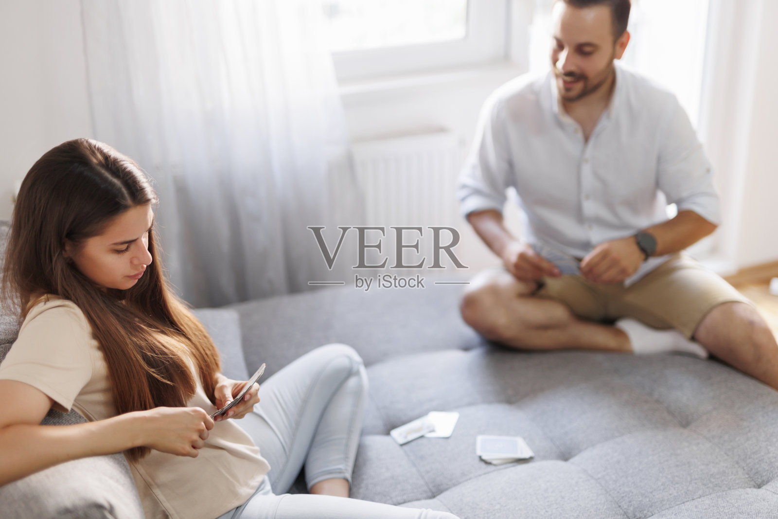 情侣打牌照片摄影图片