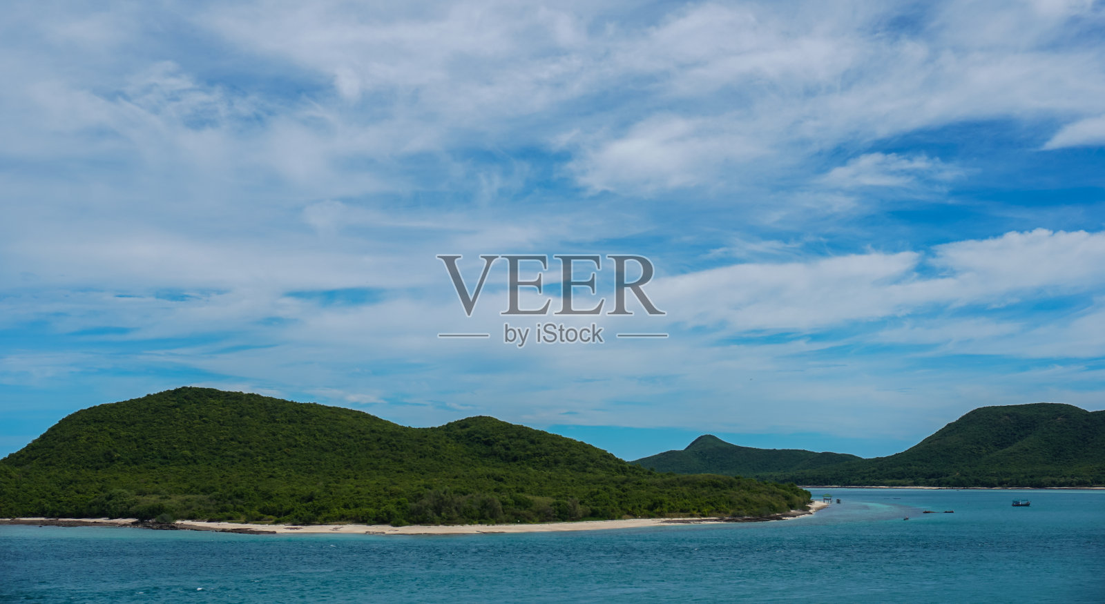 青山碧海，天空为背景照片摄影图片