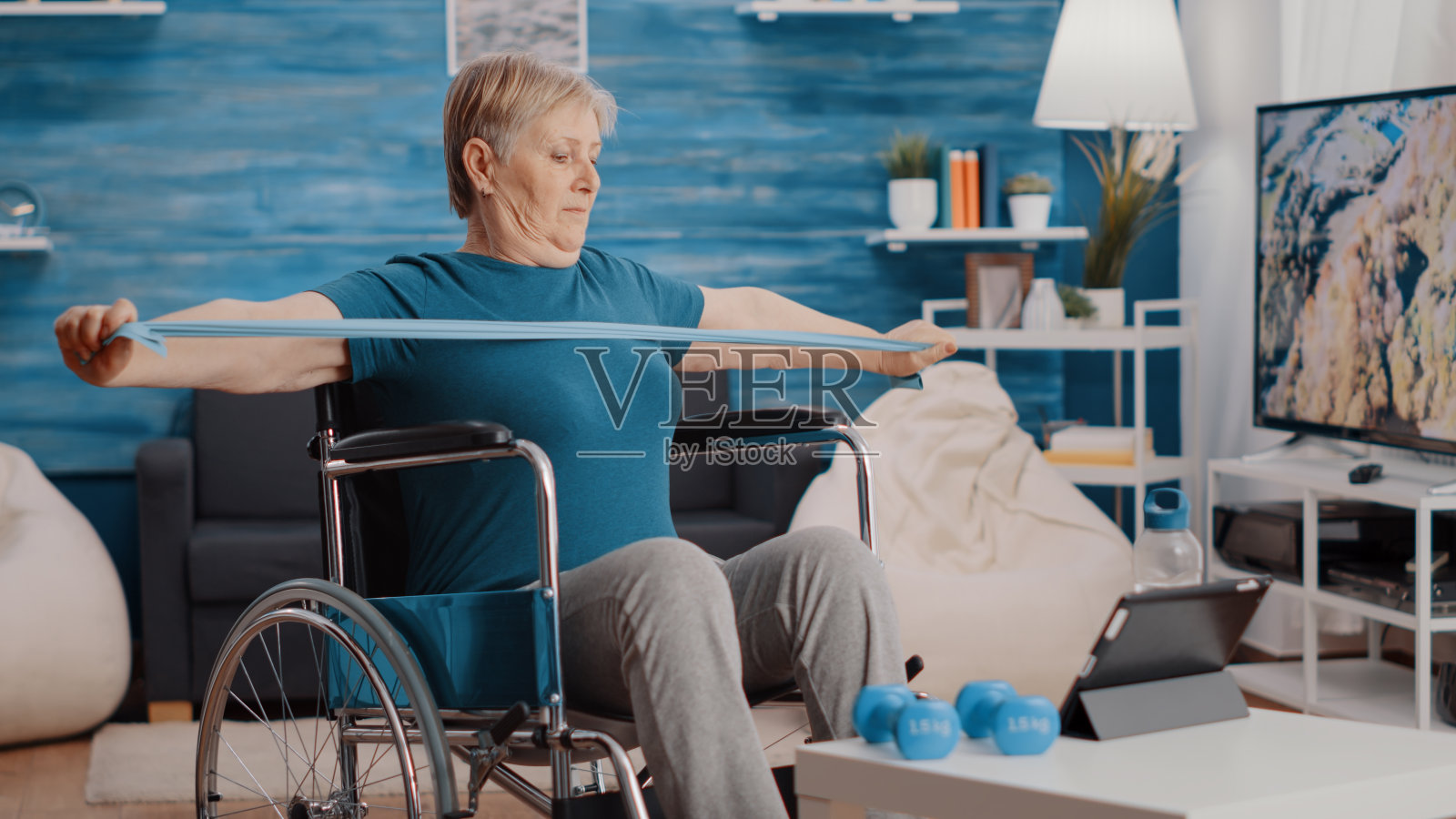 残障长者伸展阻力带照片摄影图片