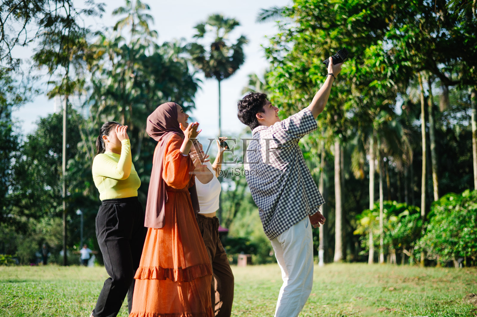 让我们一起跳舞吧。照片摄影图片