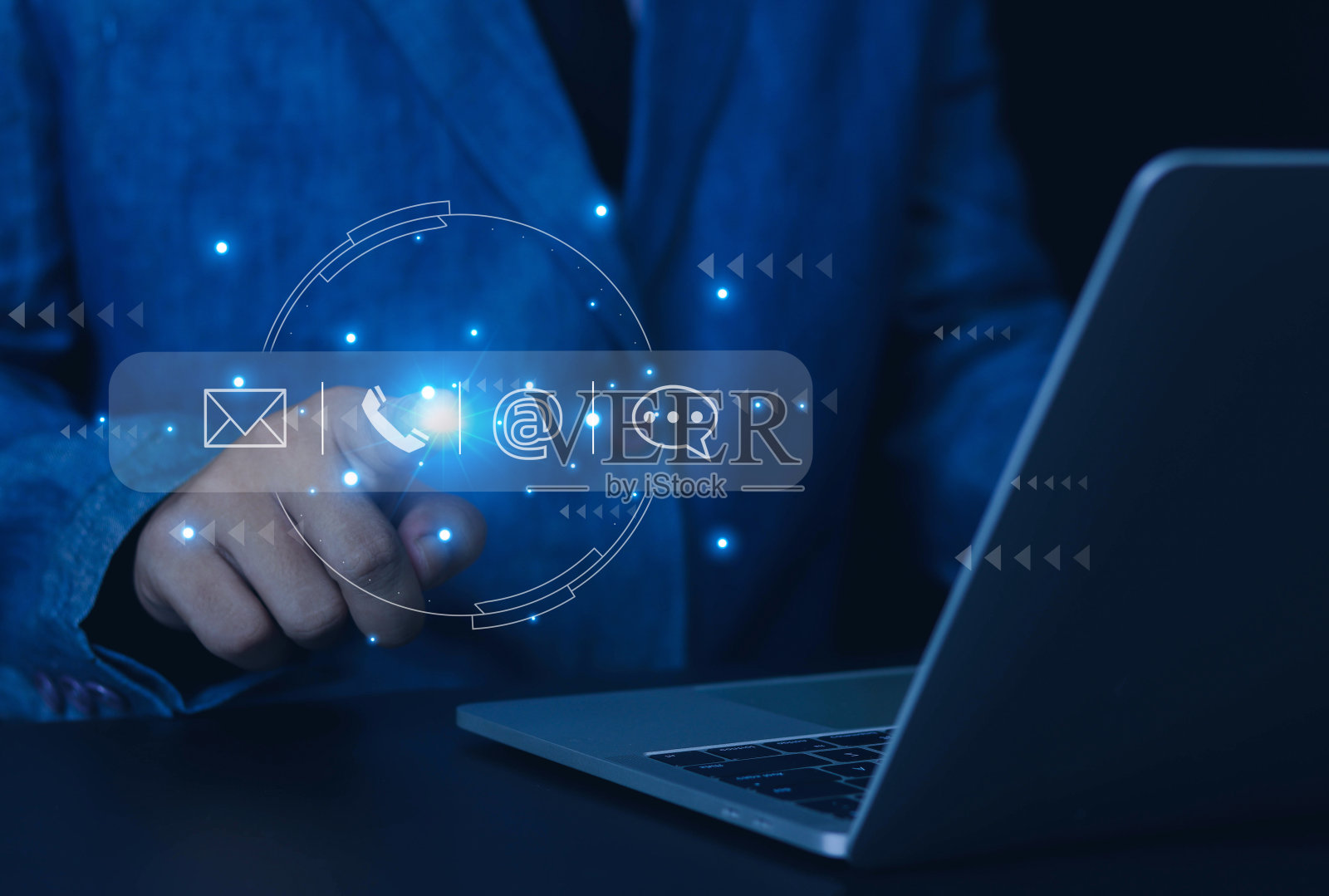 商人指向电子邮件，地址，实时聊天，无线网络在虚拟屏幕上。照片摄影图片