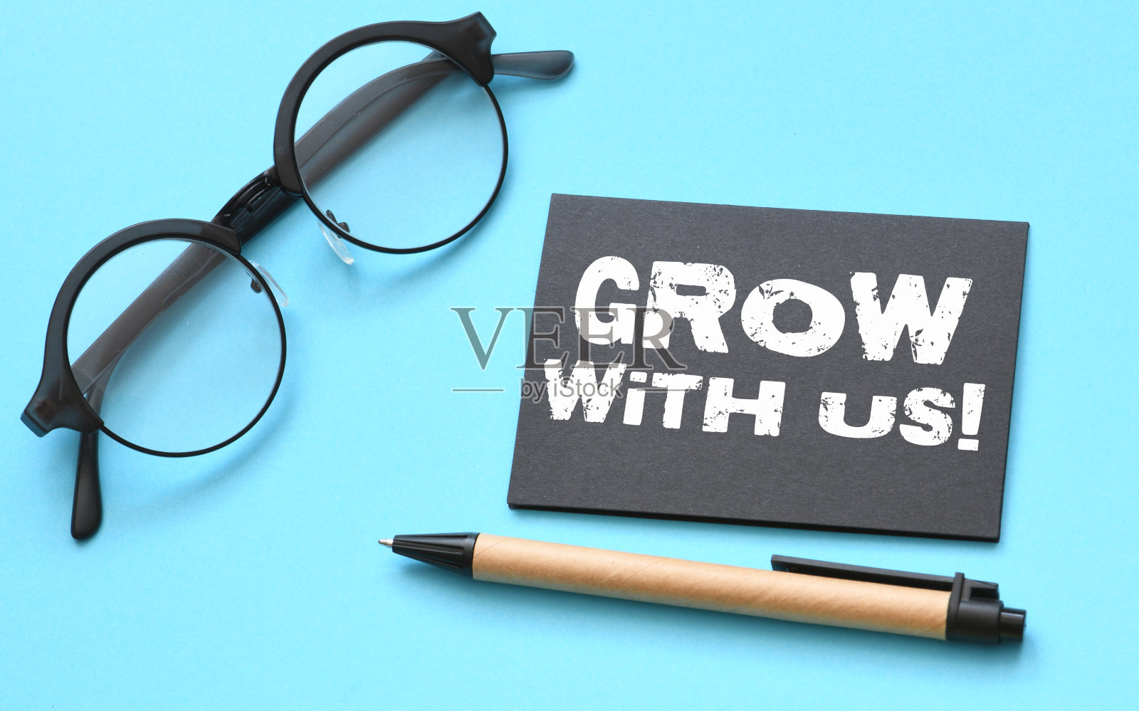 和我们一起成长，黑布蓝表上的文字。照片摄影图片