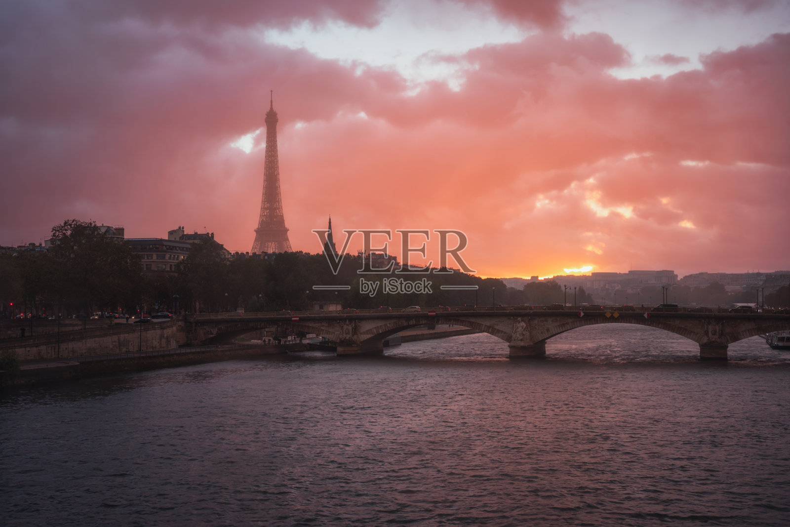 从埃菲尔铁塔上俯瞰的塞纳河——法国巴黎照片摄影图片