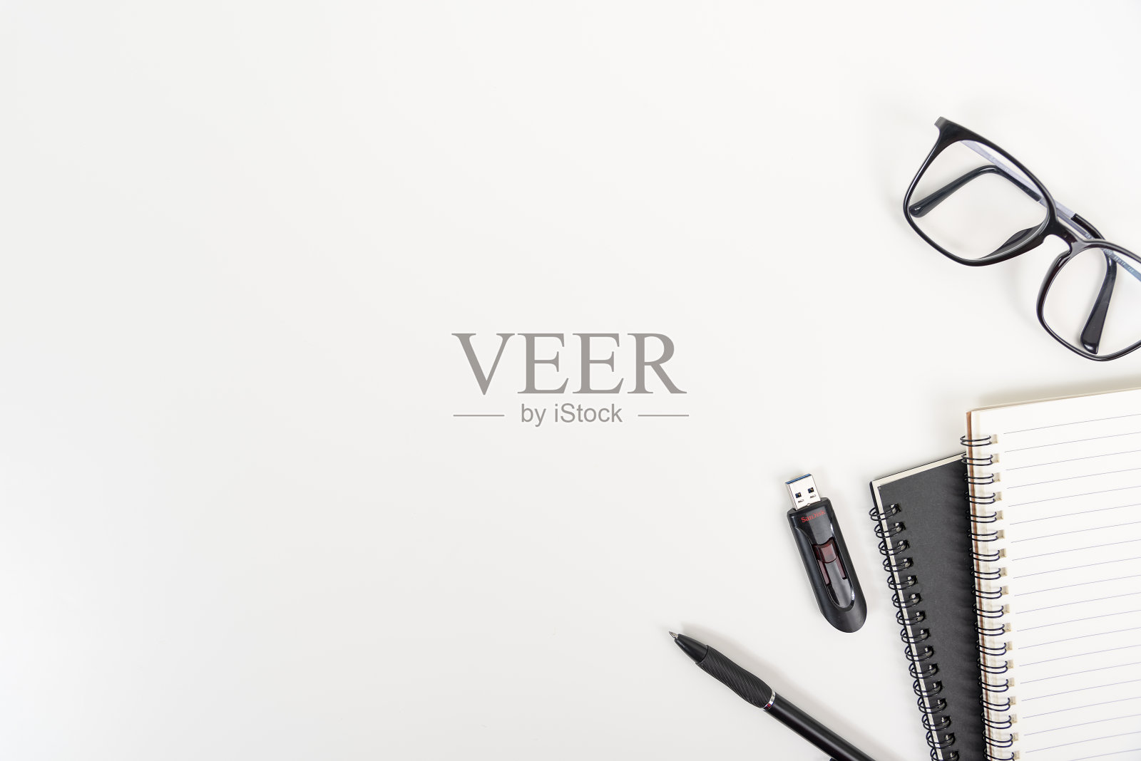 白色的办公桌桌，带复制空间的顶视图。平的。照片摄影图片