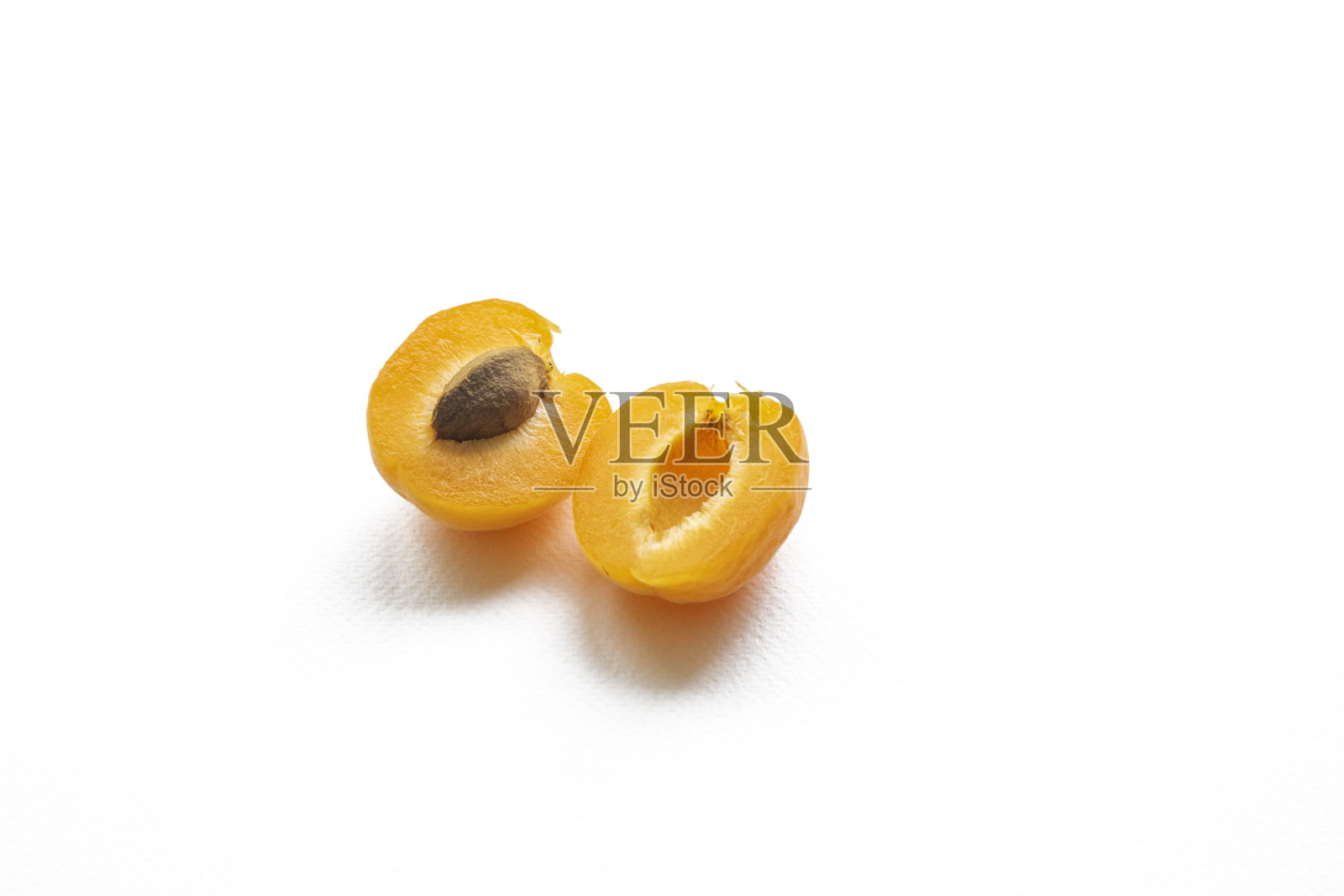 阳光的感觉:半杏与匹普在纯白色绿洲。隔离在纯白色的背景上照片摄影图片