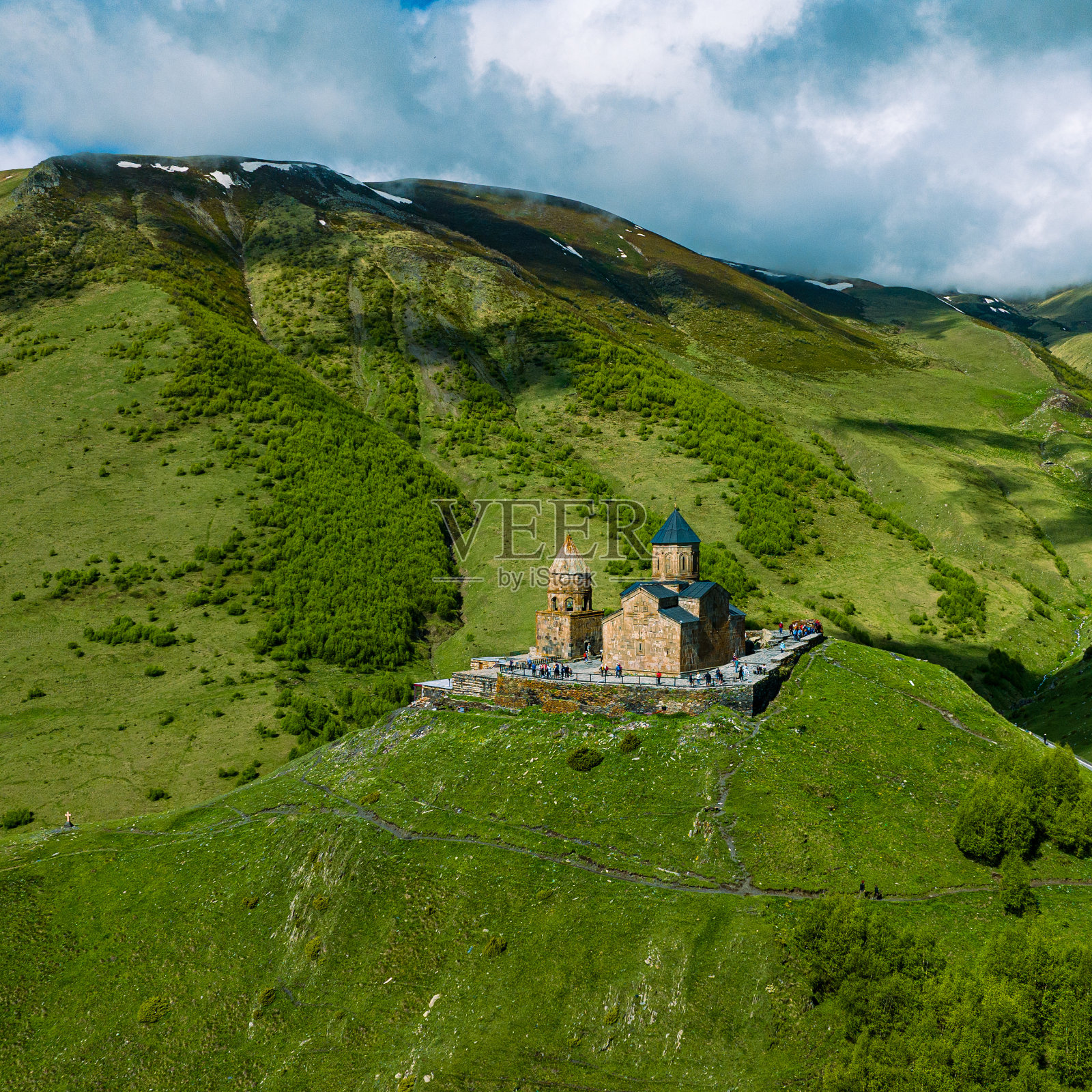 格鲁吉亚高加索山脉对面的格盖蒂三一教堂照片摄影图片