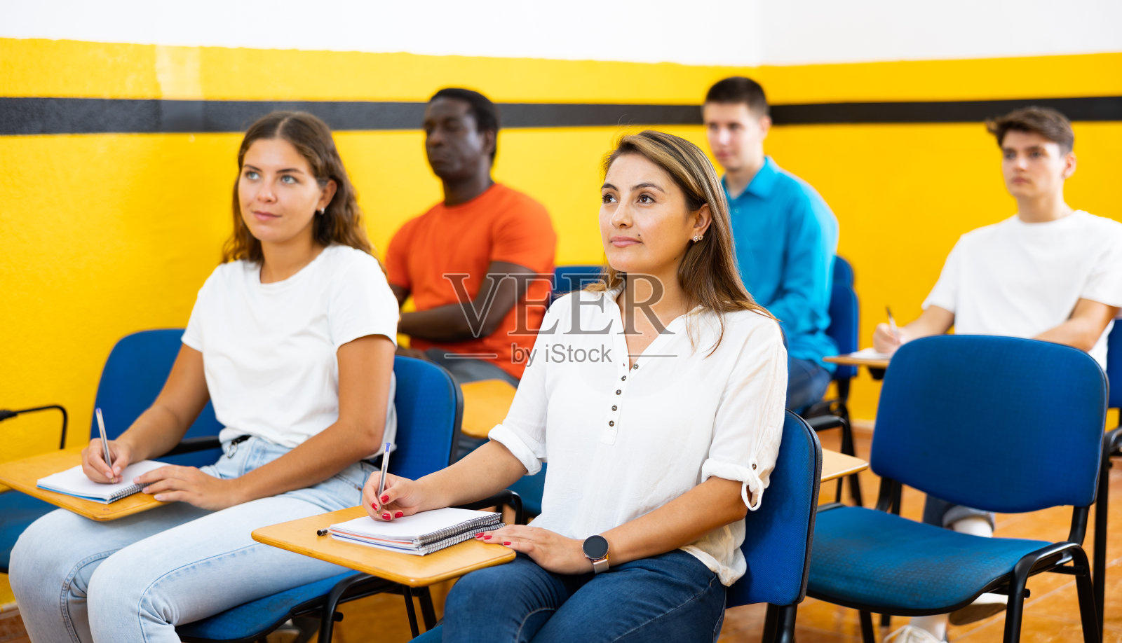 一群人在扩展课程的演讲厅里的画像照片摄影图片