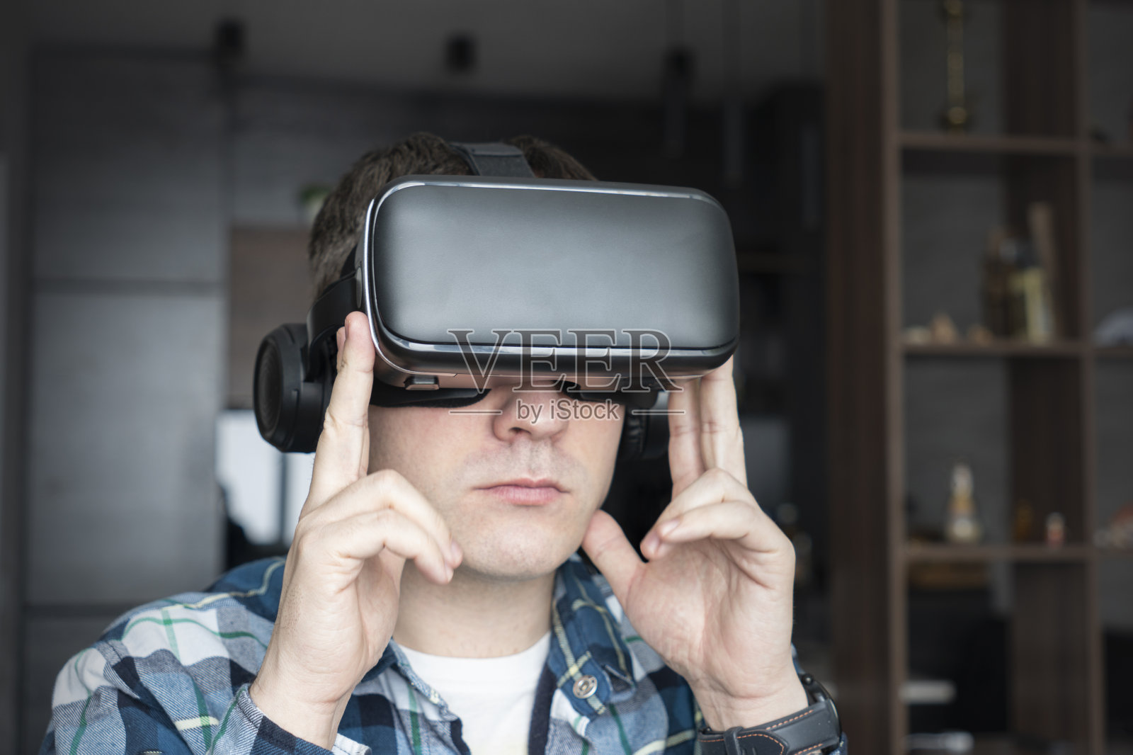 快乐的年轻英俊男子肖像，积极微笑的家伙使用，戴着现代设备虚拟现实头戴式面具或3D, AR, VR眼镜。人与技术的概念。观看360度视频照片摄影图片