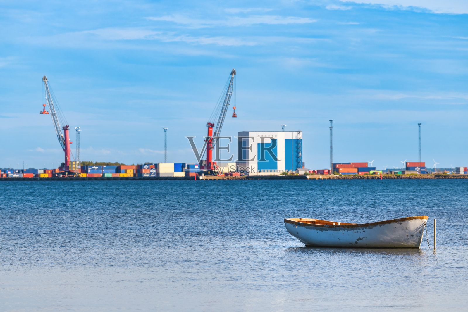 哈尔姆斯塔德工业港的小艇渔船照片摄影图片