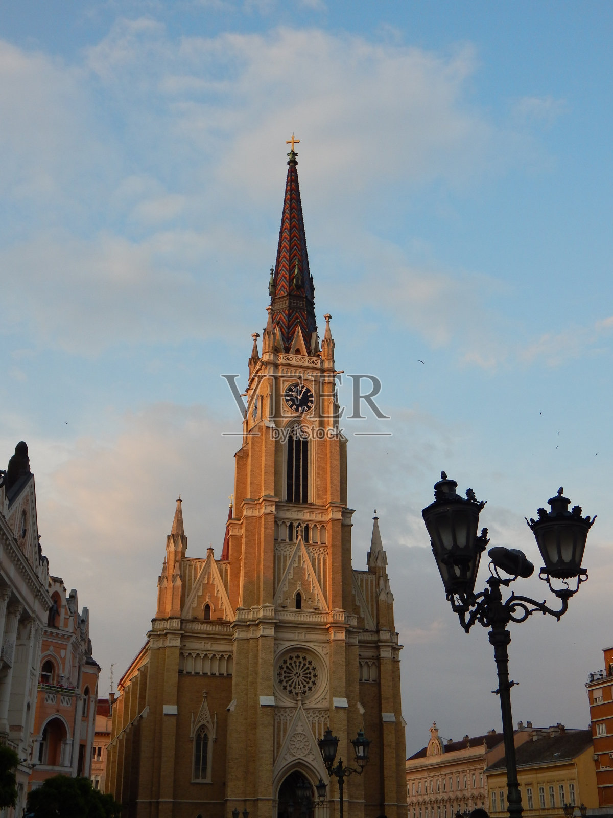 自由广场上的天主教堂，塞尔维亚诺维萨德的象征照片摄影图片