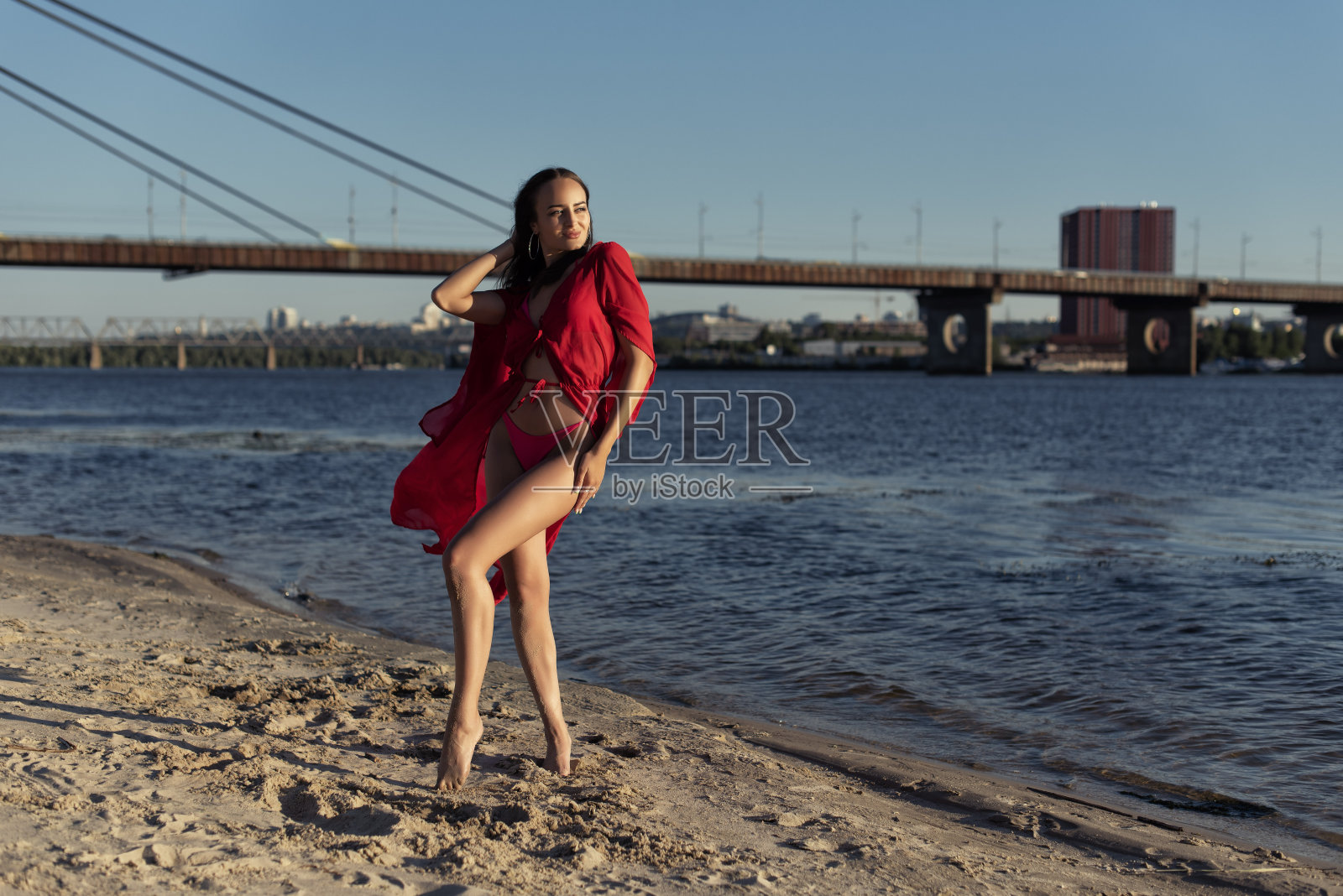 傍晚漫步在炎热的海滩上照片摄影图片