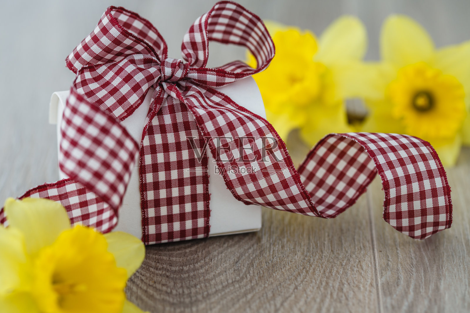 黄色水仙花和礼盒，特别惊喜照片摄影图片
