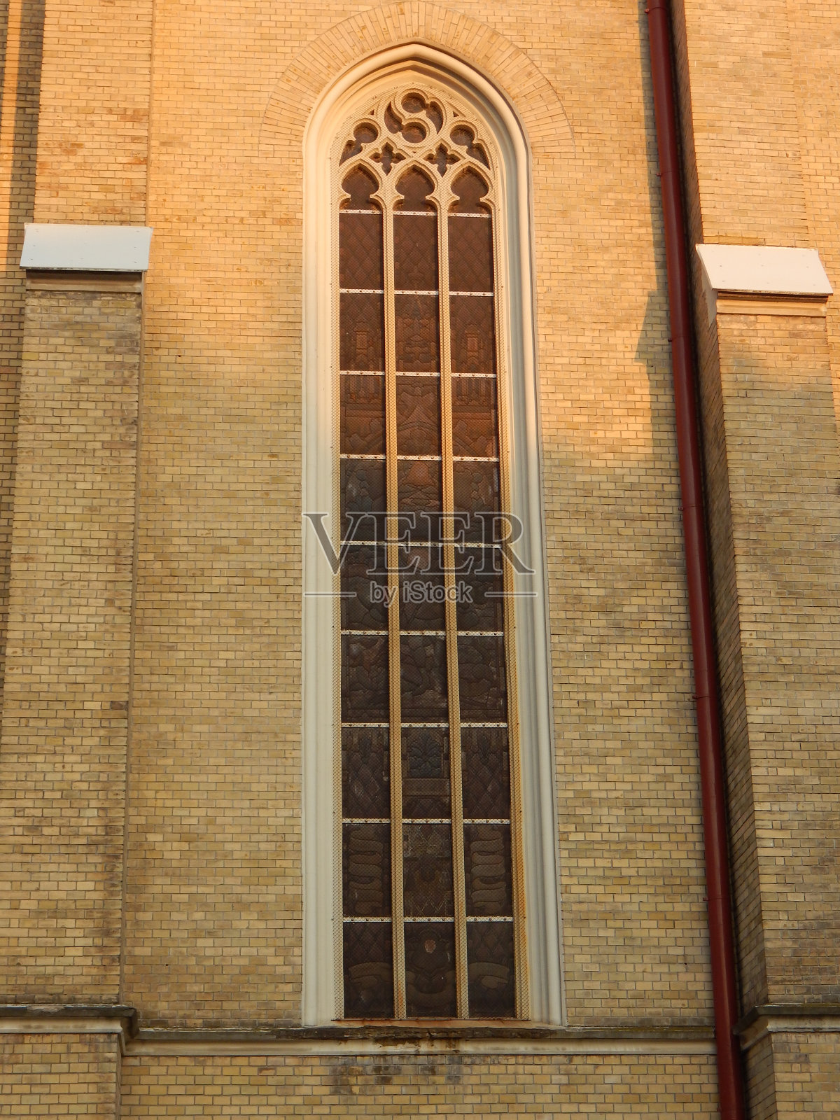 老教堂外特写。美丽的窗户与新哥特式风格的罗马天主教堂彩色玻璃照片摄影图片