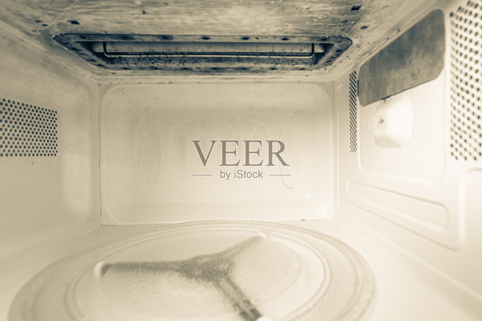 清洁和脏的微波炉前后清洗，特写。厨房用具经过清洗和清洁。照片摄影图片