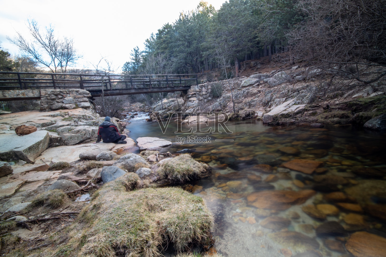 木桥在大自然中的照片:这张照片捕捉了一座横跨拉佩德里扎河的迷人木桥。照片摄影图片