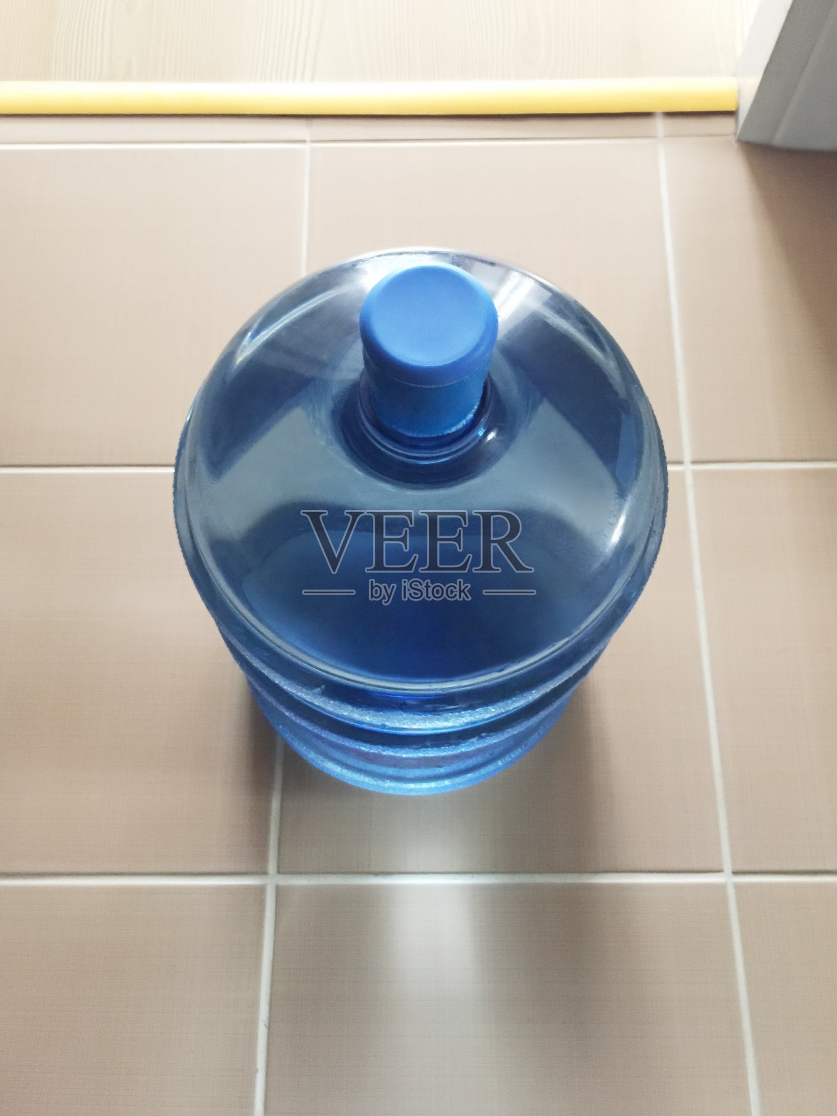 地板上有一大瓶水照片摄影图片