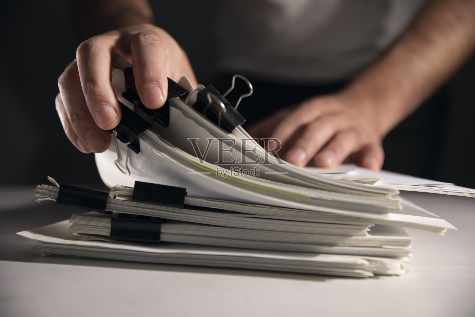 生意人写论文归档，埋头苦干照片摄影图片