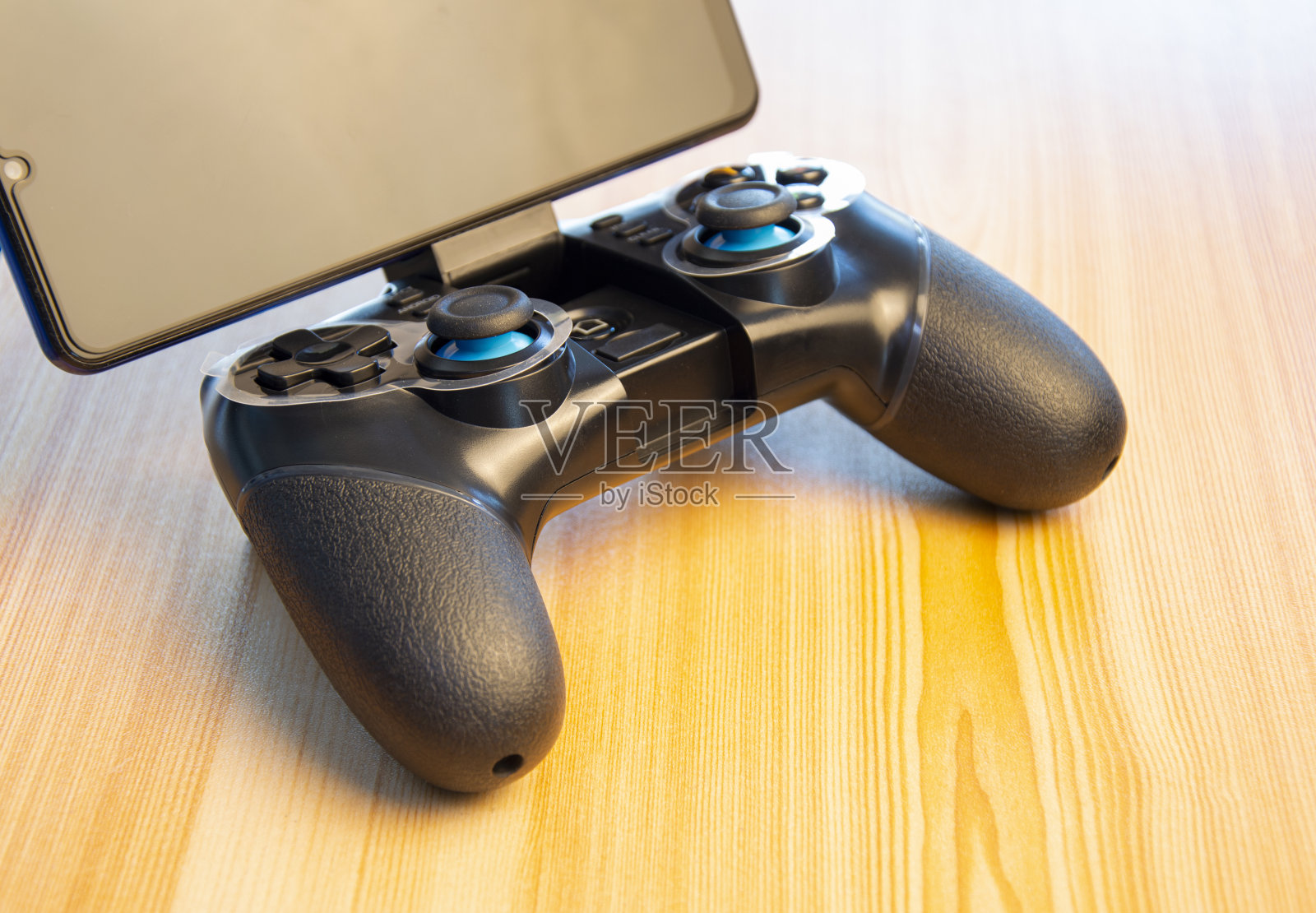 放置在木地板上的操纵杆的侧视图照片摄影图片