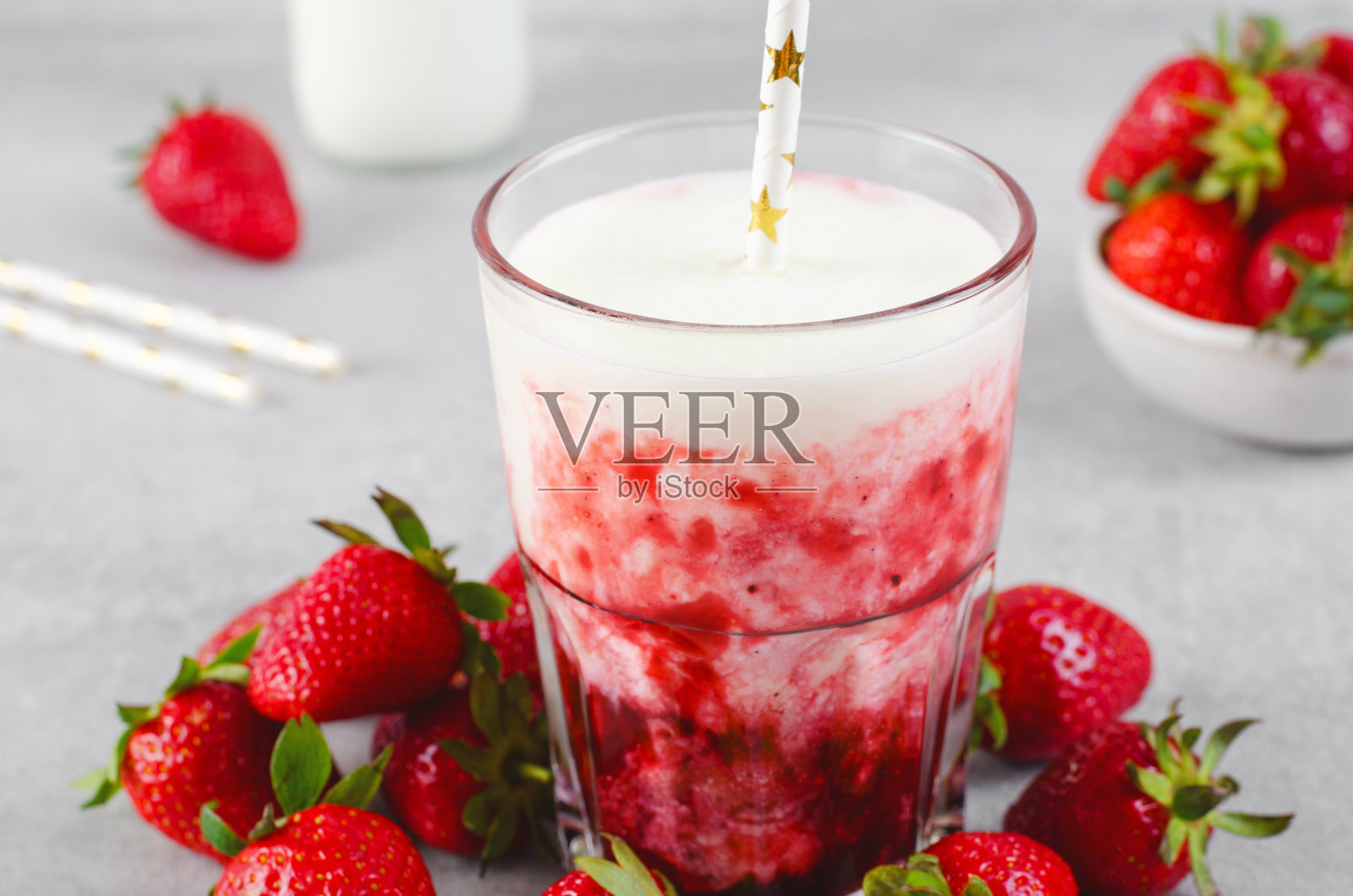 韩国草莓牛奶，草莓奶昔与泥新鲜浆果，清爽饮料在明亮的背景照片摄影图片