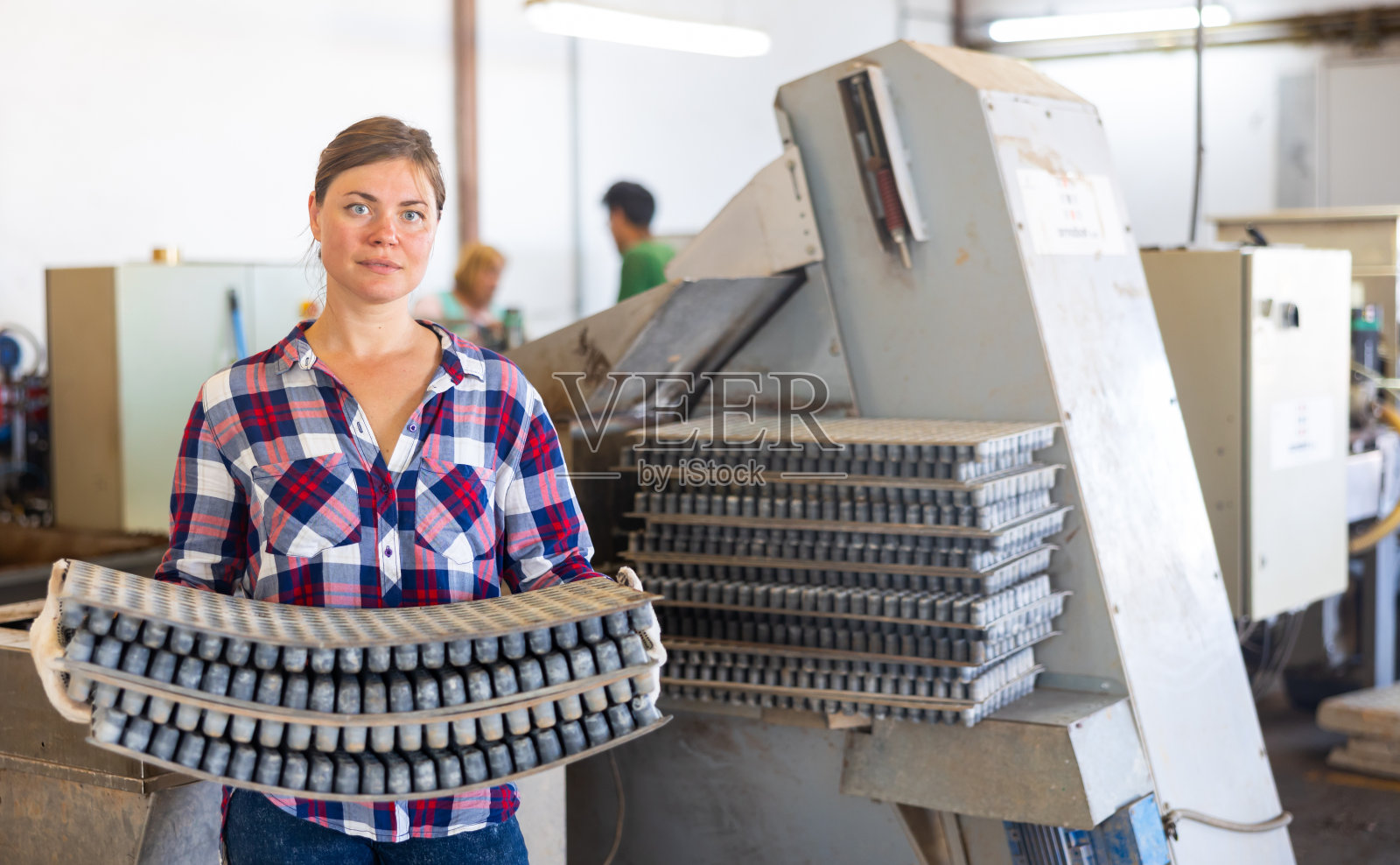 在农业设施中搬运细胞种子盘的妇女照片摄影图片