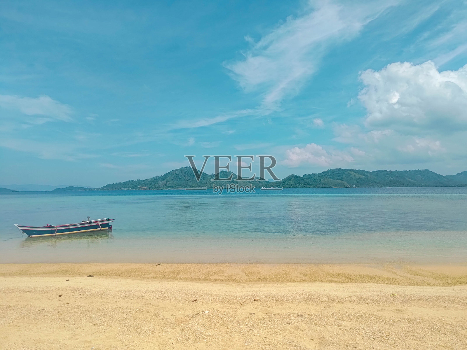 美丽的海滩景色，有船只与明亮的天空为背景照片摄影图片