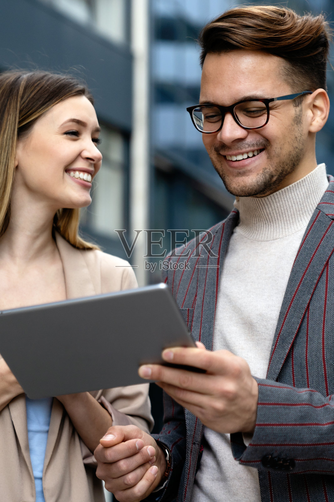 成功的商业伙伴——在数字设备上一起工作的人。照片摄影图片