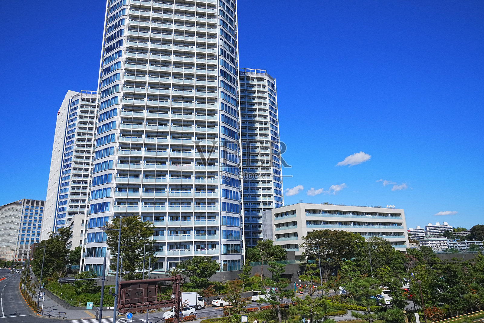 蓝天和高层公寓照片摄影图片