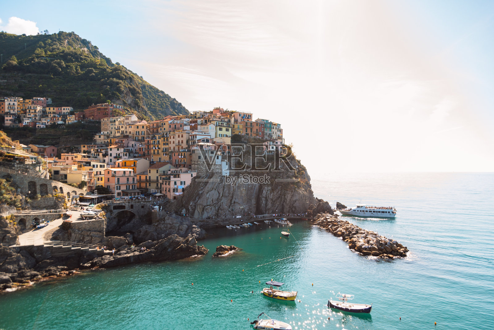 马纳罗拉是五渔村最美丽、最迷人的城镇之一，尤其是从这五彩缤纷的房子来看照片摄影图片