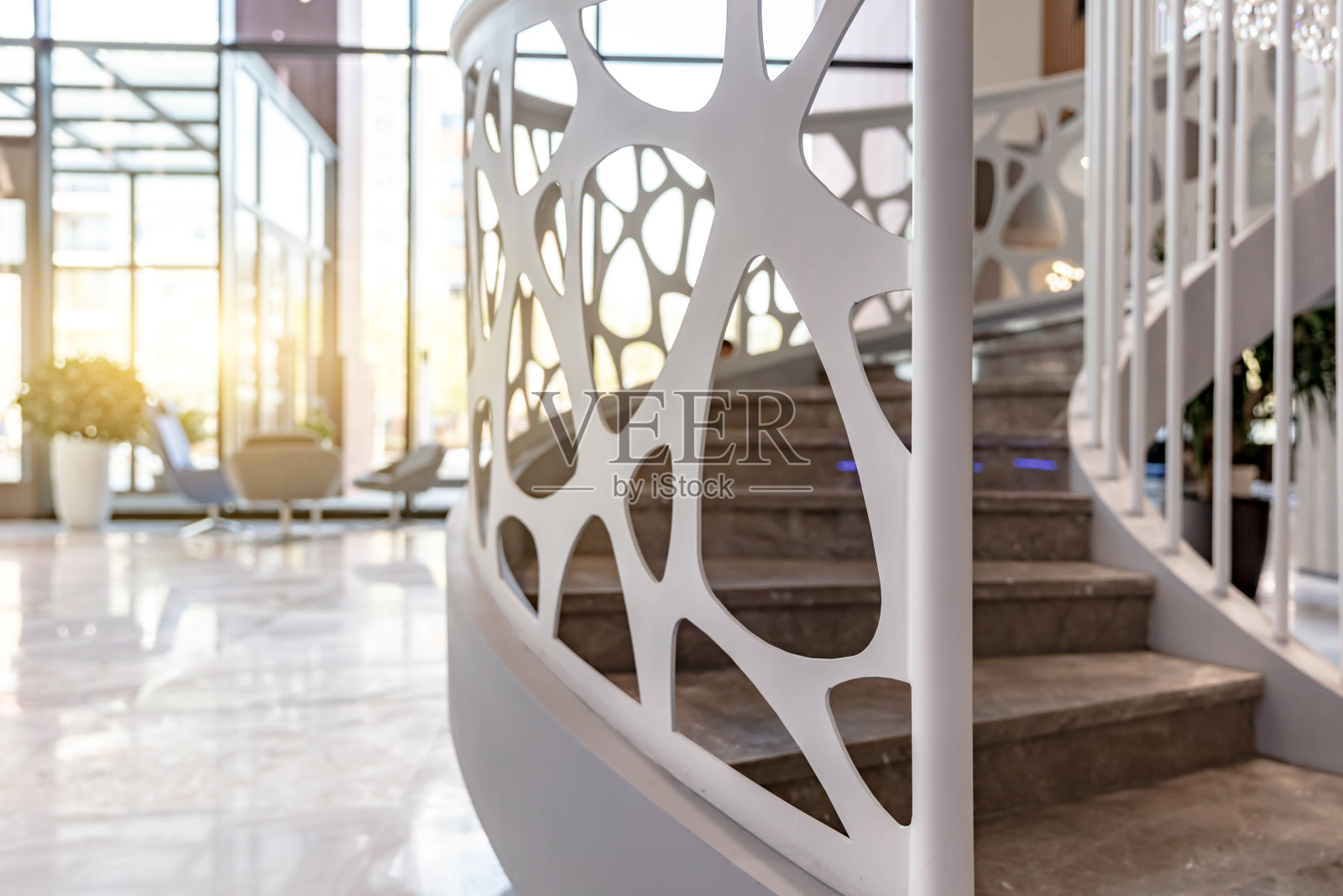 酒店大堂螺旋楼梯入口照片摄影图片