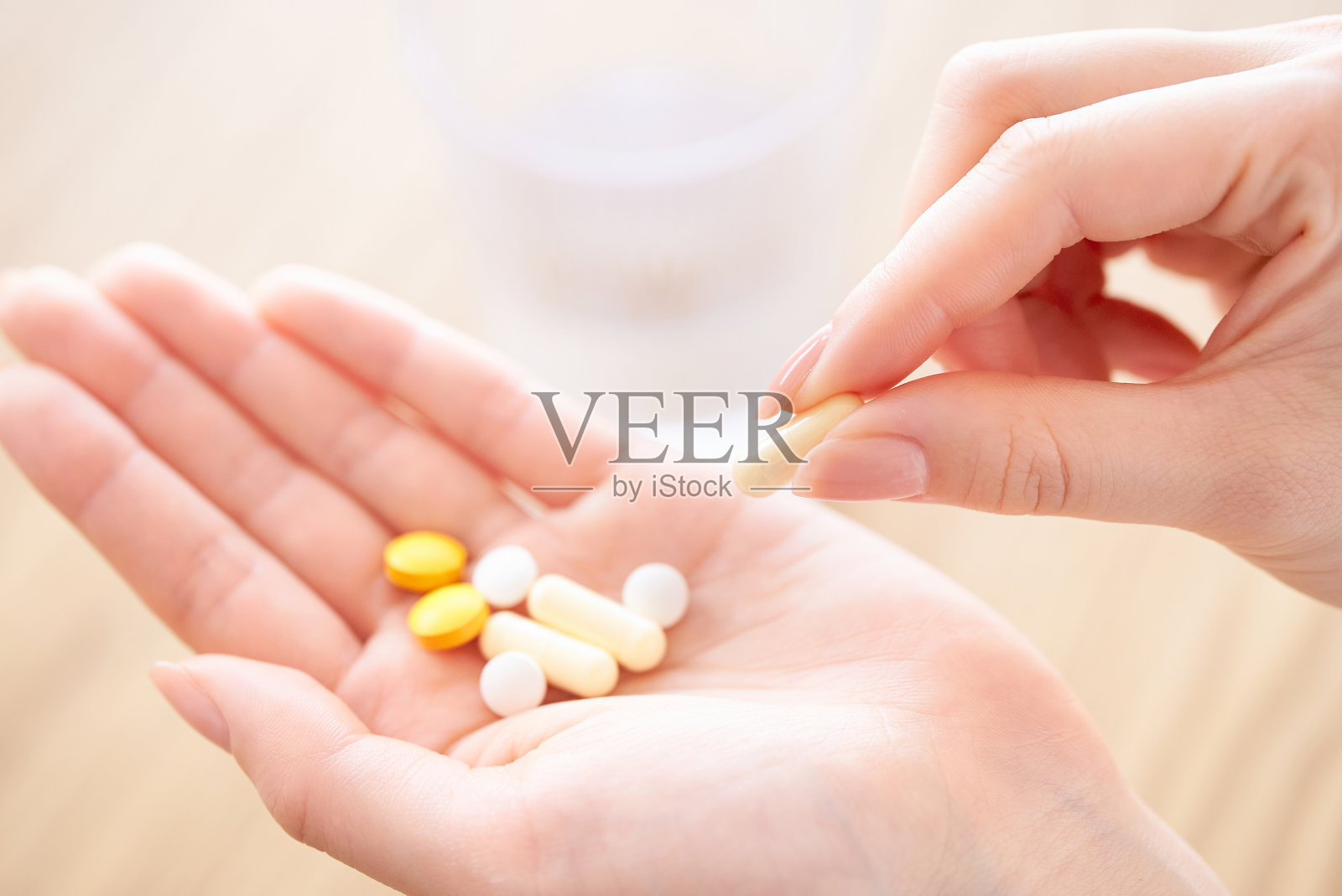 女人拿药的手照片摄影图片