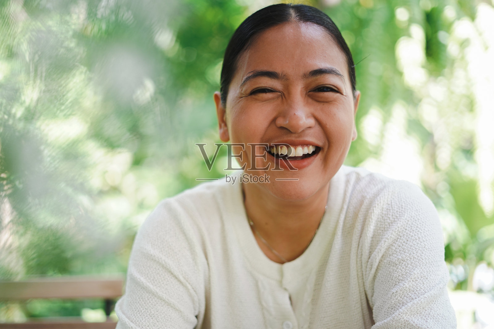 女人们在花园里聚会照片摄影图片