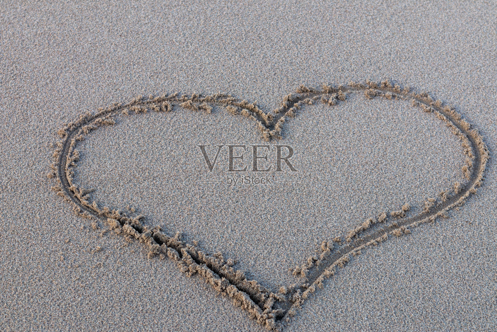 沙子里的心照片摄影图片