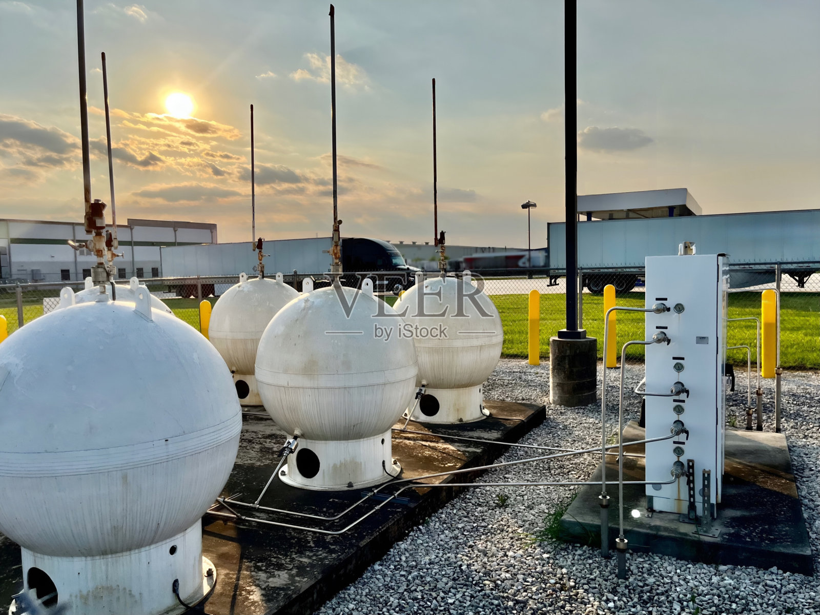 日落时的替代能源加油站油箱照片摄影图片