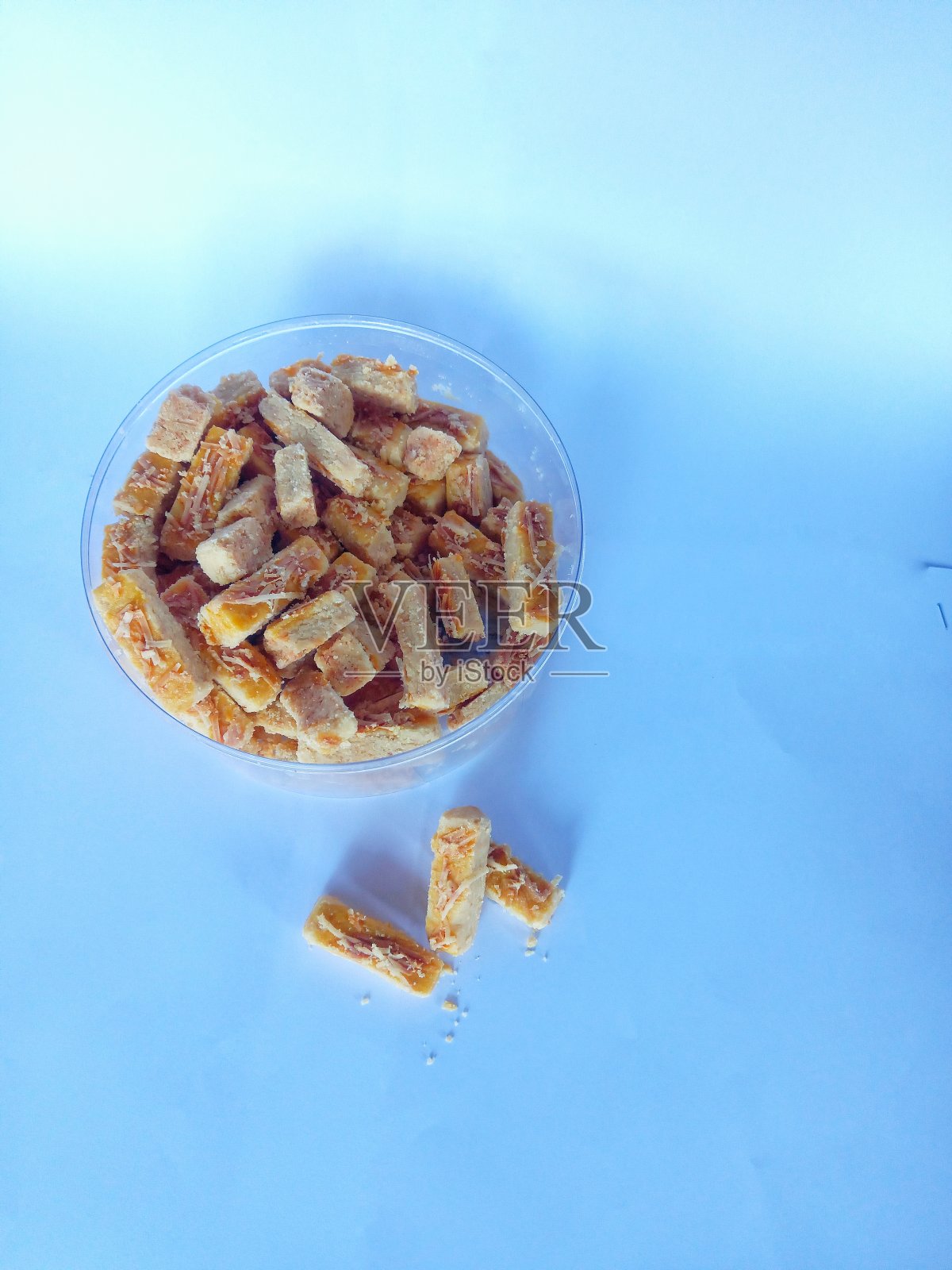 白色包装纸上的香乳酪蛋糕照片摄影图片