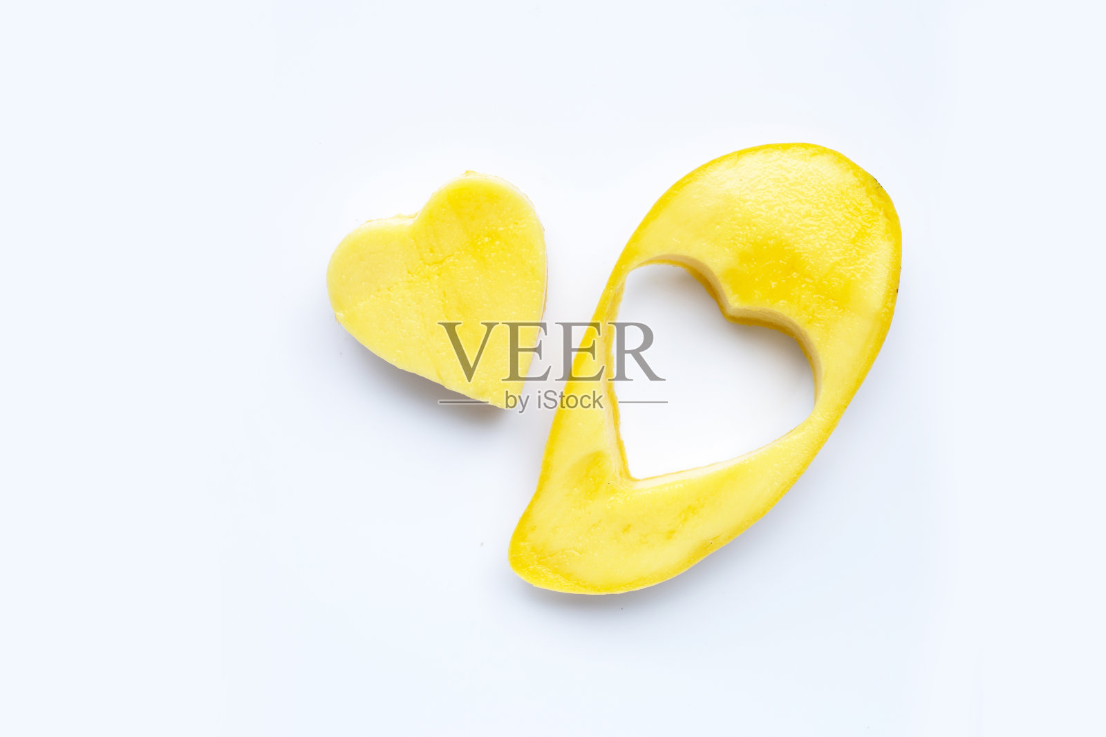 热带水果，白色背景上的芒果。心的形状照片摄影图片