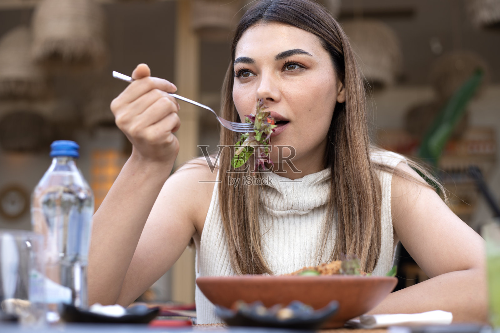 吃素食的女人照片摄影图片