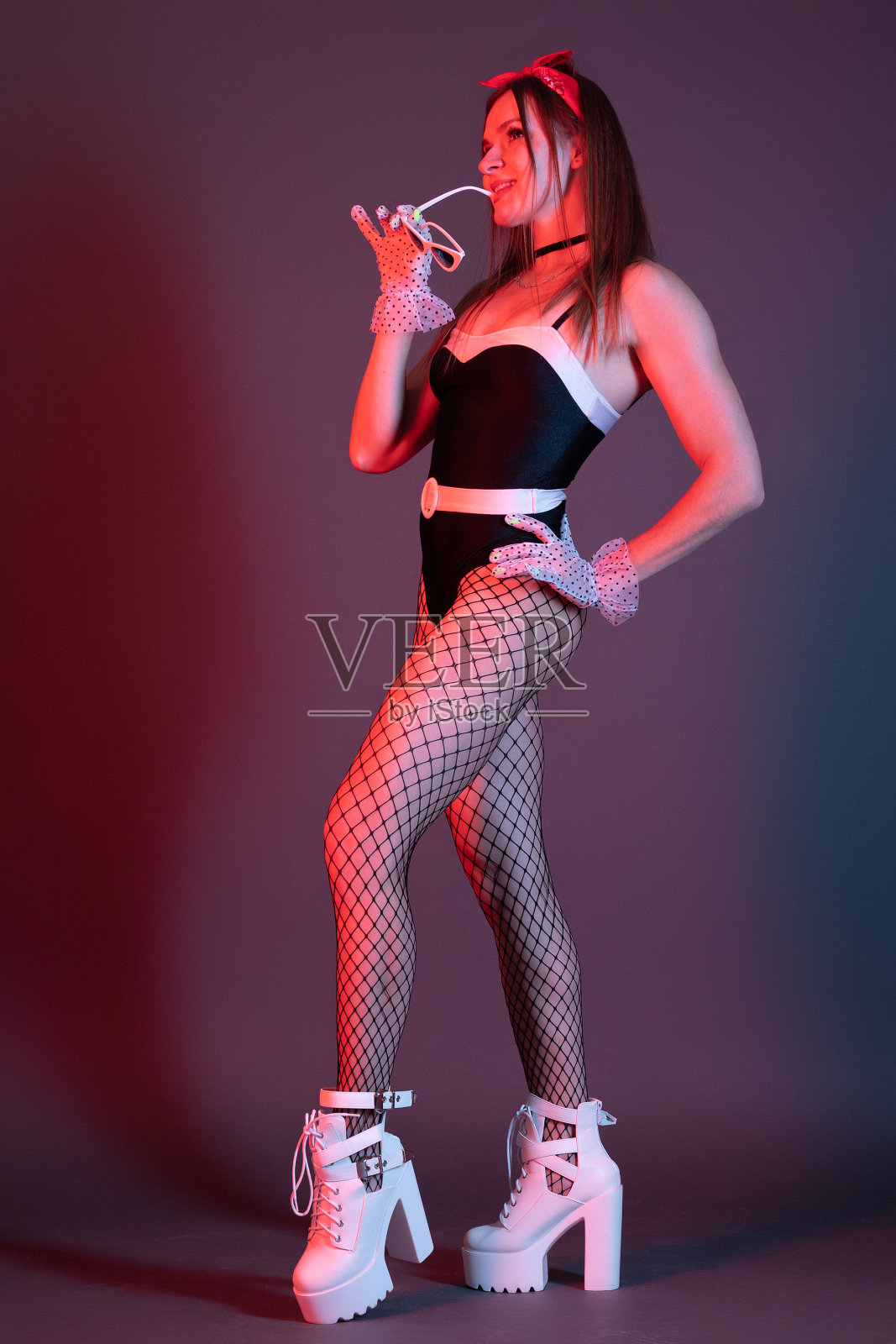 美丽的年轻舞者在中性背景前摆姿势照片摄影图片